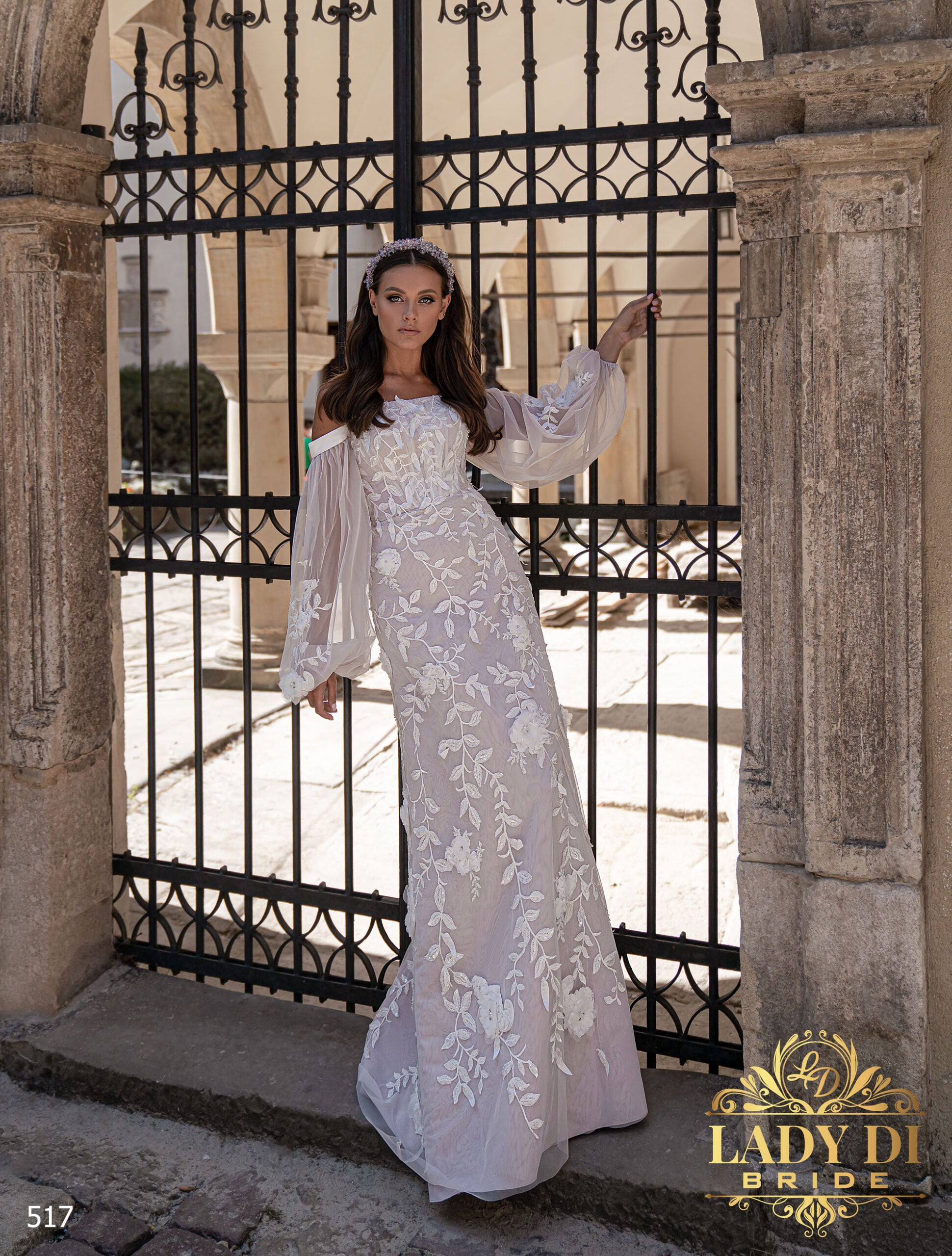 Robe de mariée fourreau Lady Di Bride 517 avec sur-jupe amovible en tulle brodé