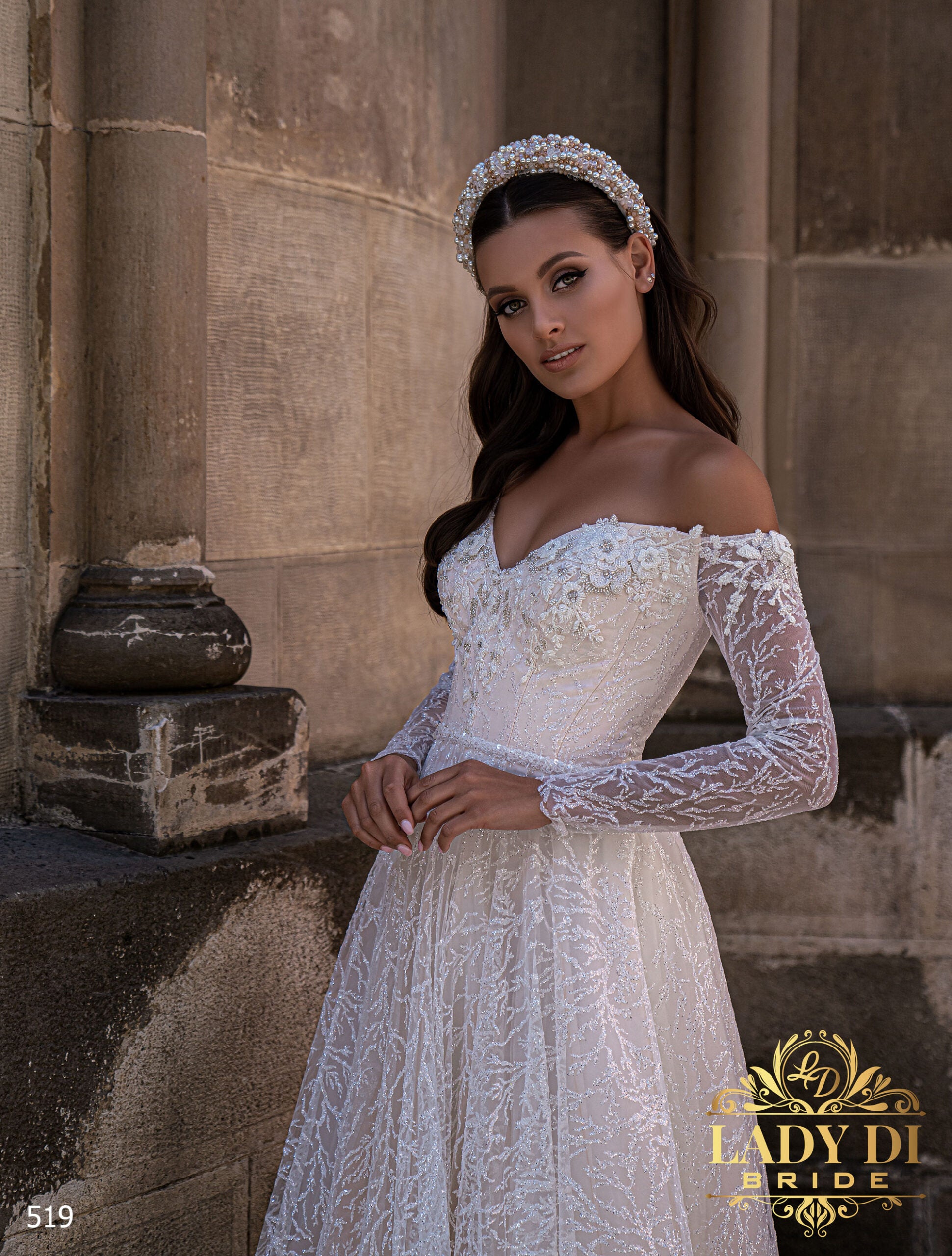 Robe de mariée Lady Di Bride 519 – Tulle scintillant, dentelle brodé, manches longues.