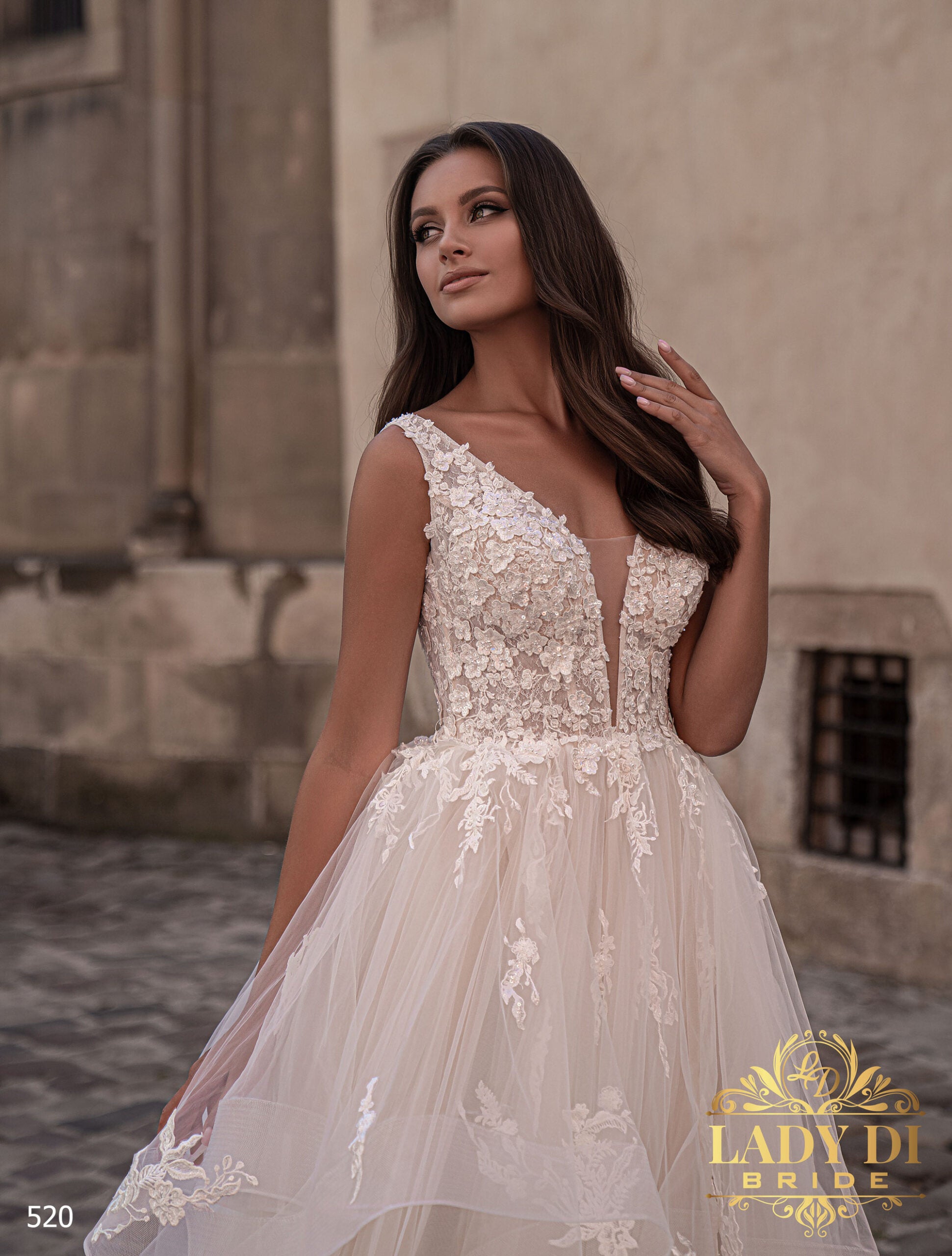 Robe de mariée Lady Di Bride 520 – Jupe asymétrique volumineuse en tulle et dos boutonné