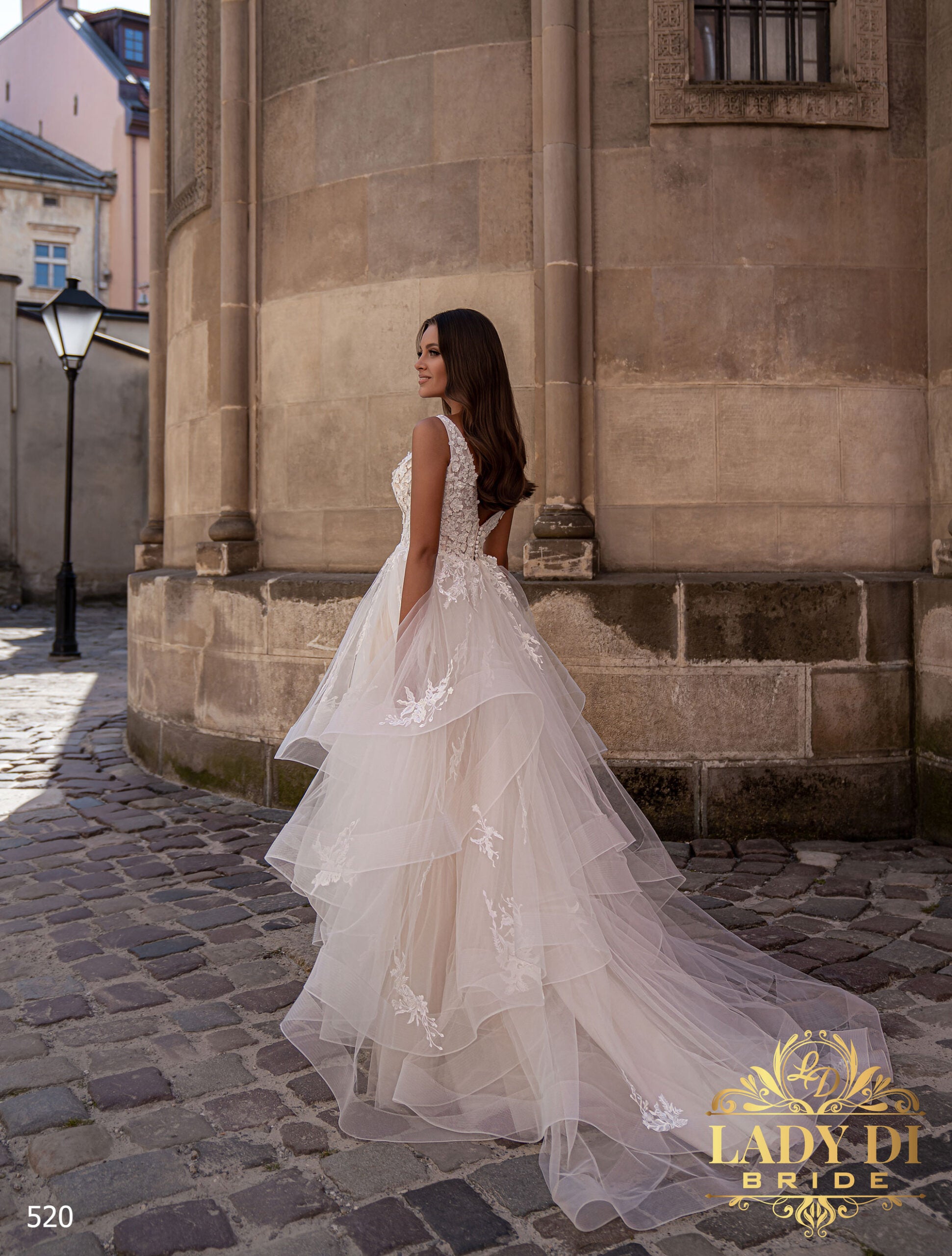 Robe de mariée Lady Di Bride 520 – Jupe asymétrique volumineuse en tulle et dos boutonné
