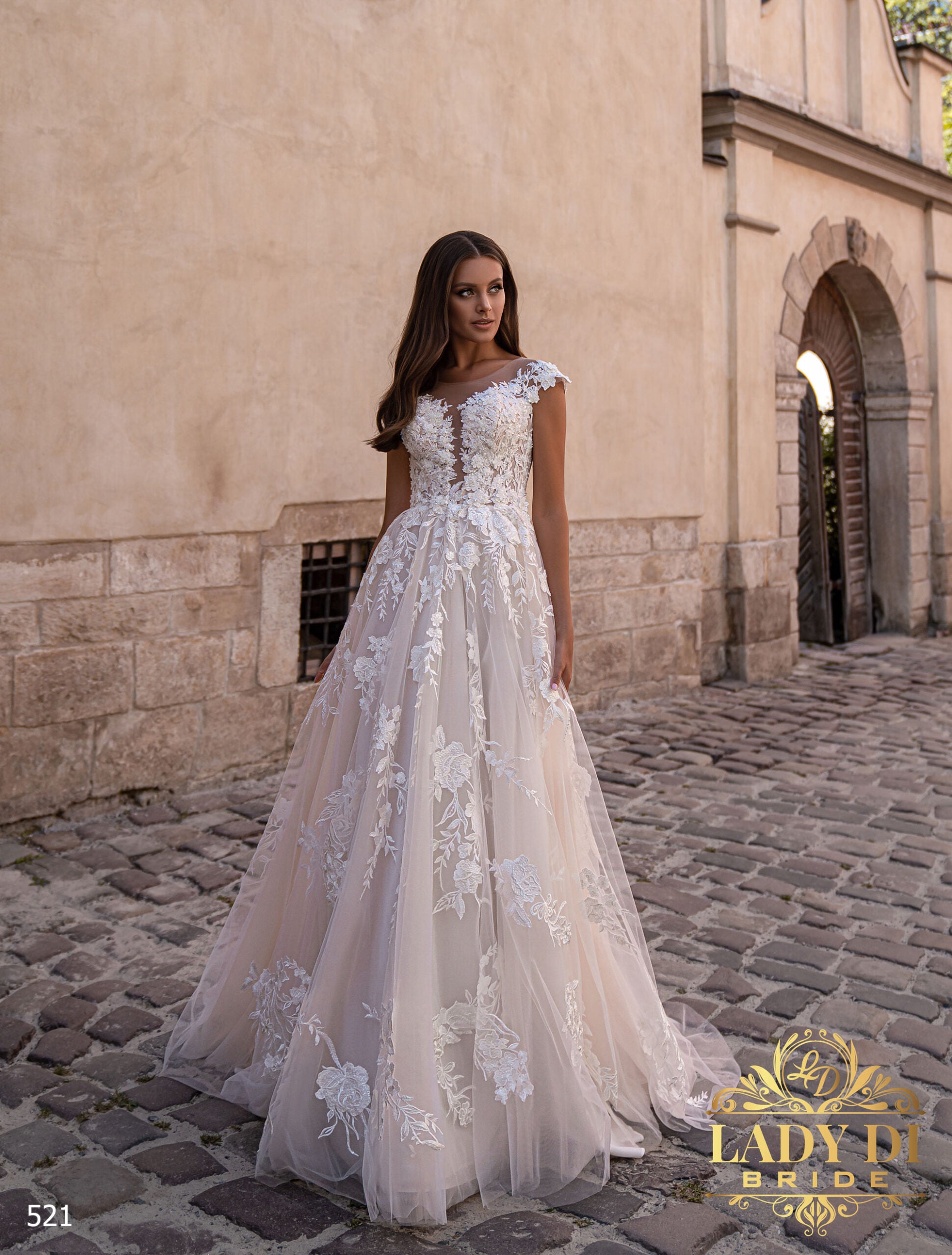 Robe de mariée A-line Lady Di Bride 521 – Dentelle brodée et dos boutonné
