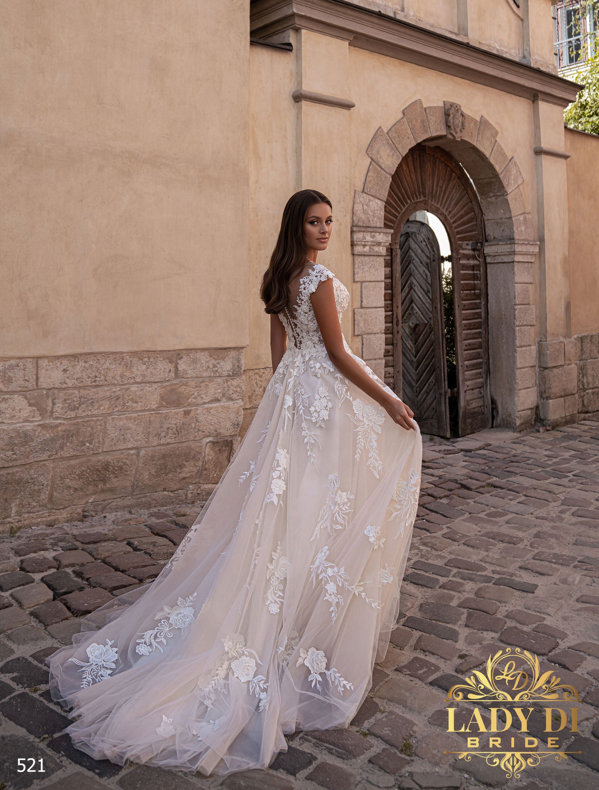 Robe de mariée A-line Lady Di Bride 521 – Dentelle brodée et dos boutonné