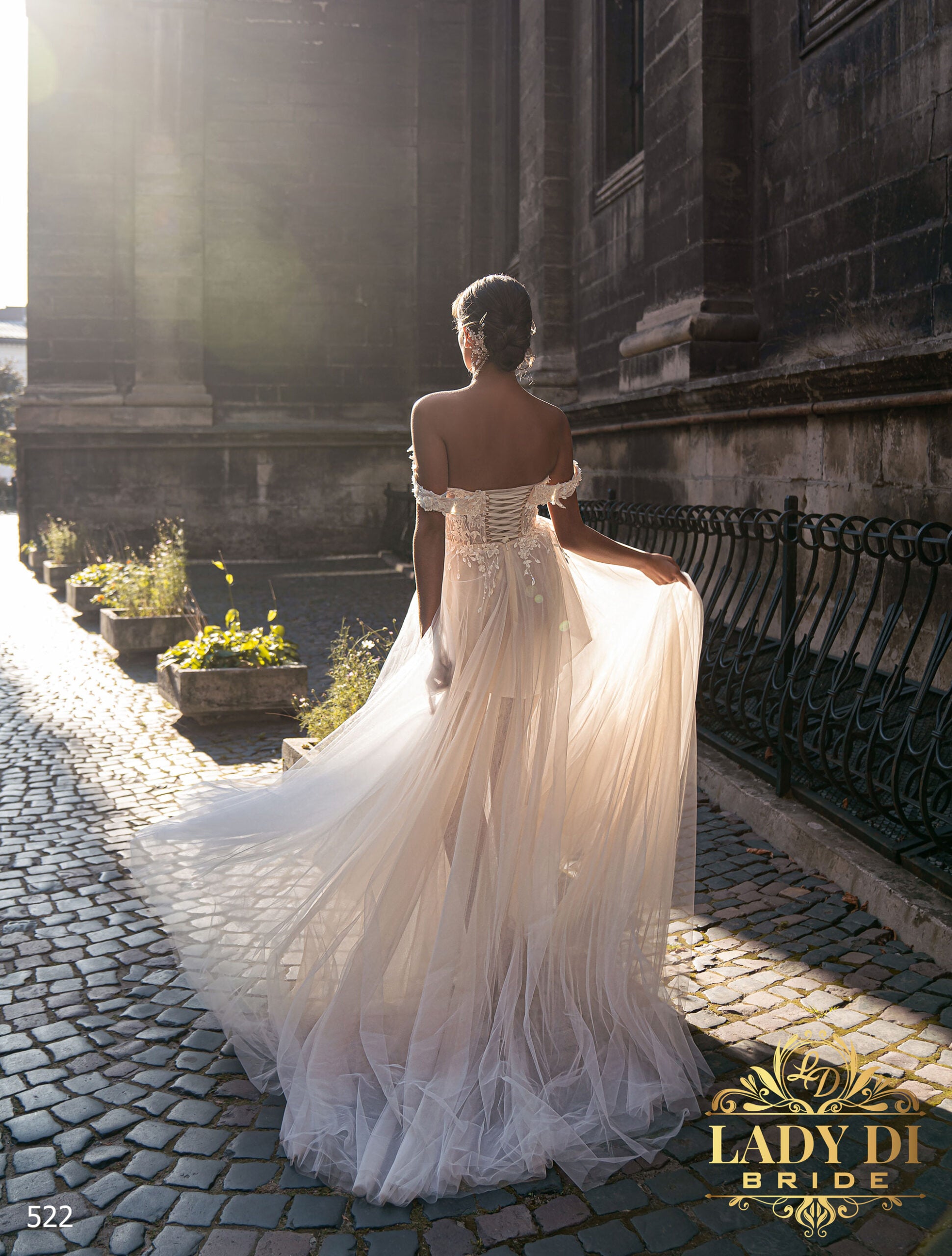 Robe de mariée A-line Lady Di Bride 522 – Jupe fendue en tulle et dos à lacet