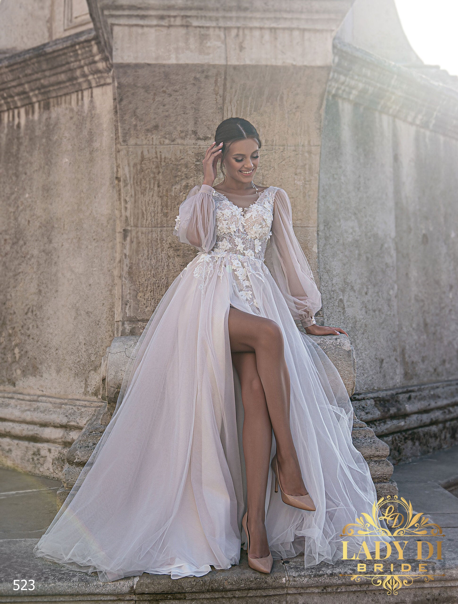 Robe de mariée A-line Lady Di Bride 523 – Jupe fendue, manches longues ballons et dos à lacet