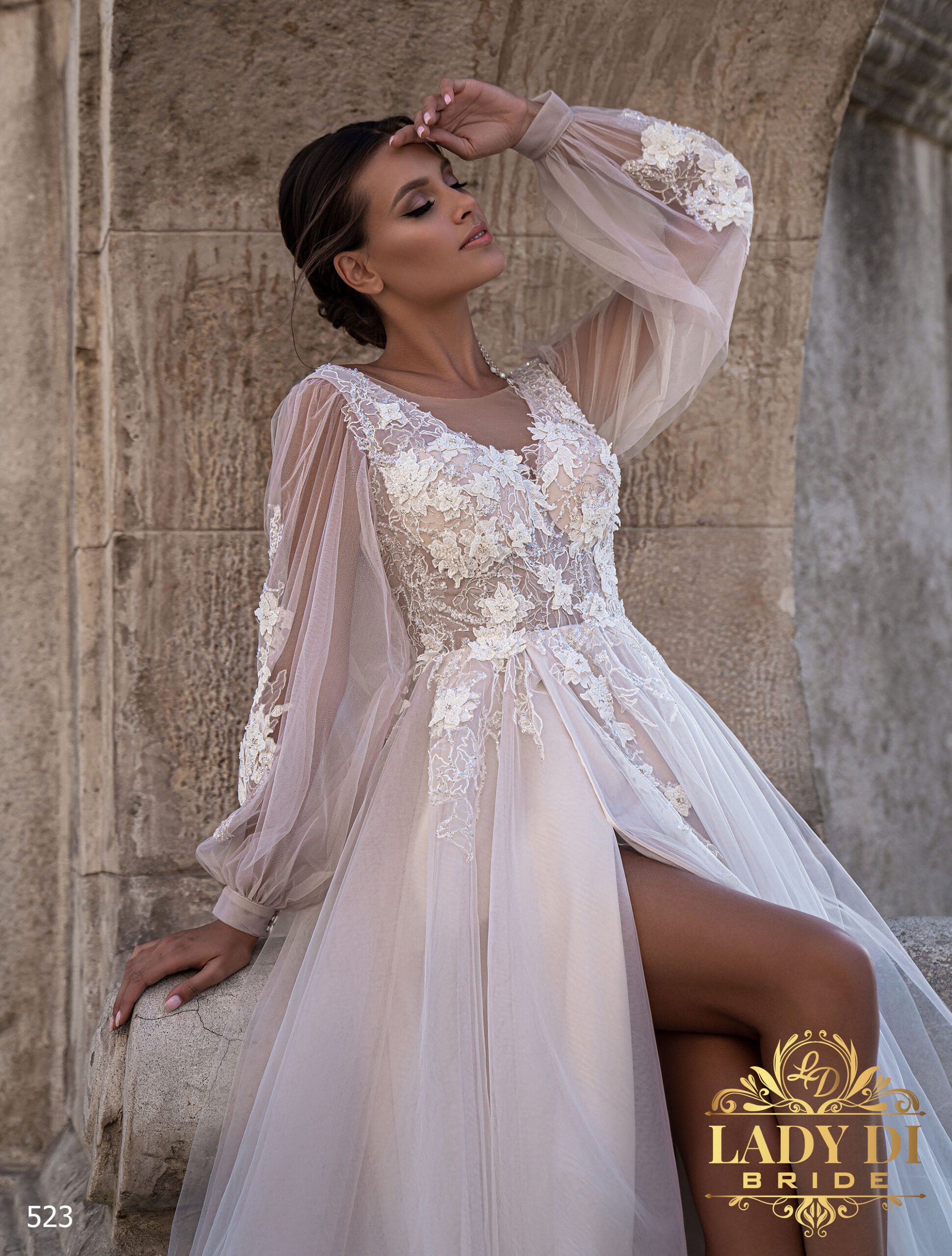 Robe de mariée A-line Lady Di Bride 523 – Jupe fendue, manches longues ballons et dos à lacet