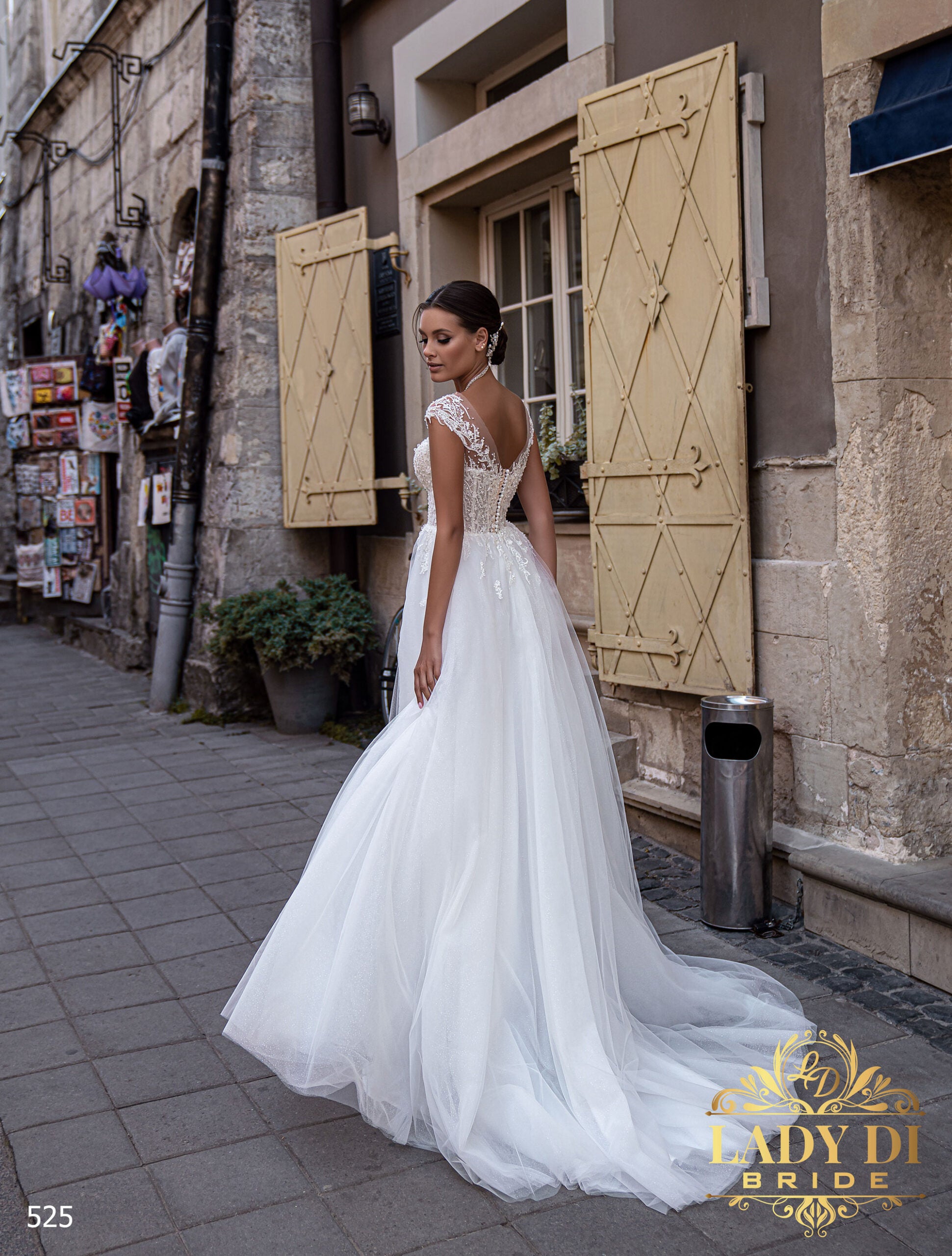 Robe de mariée A-line Lady Di Bride 525 – Dentelle perlée, jupe fluide et dos boutonné