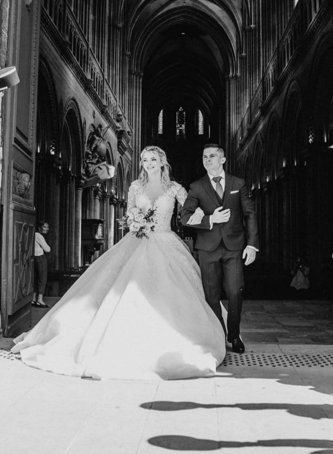 Mariée avec une grosse bobe princesse sortant de l'église au bras de sont mari