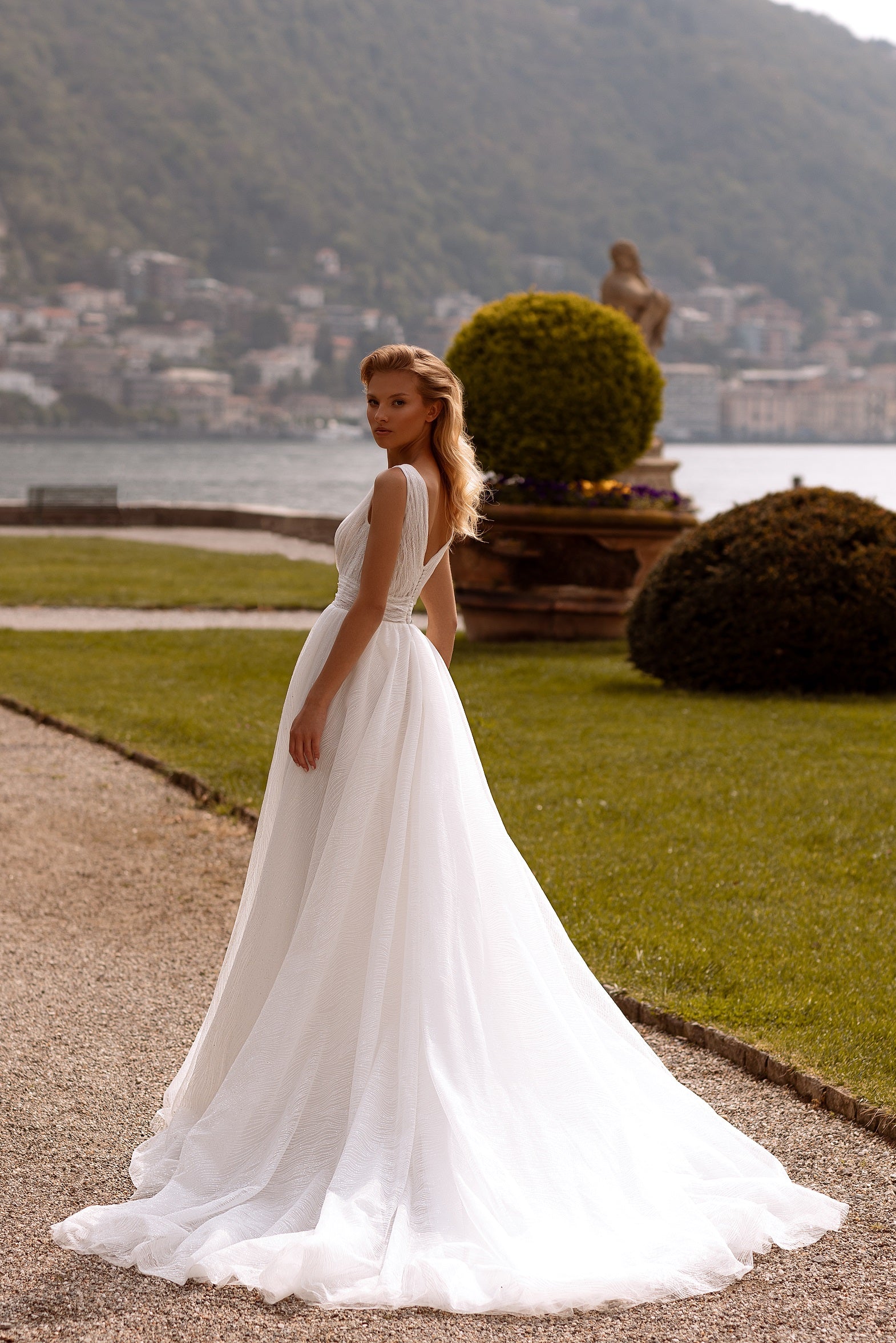 Robe de mariée A-line Lady Di Bride 1002 – Jupe scintillante et décolleté en V
