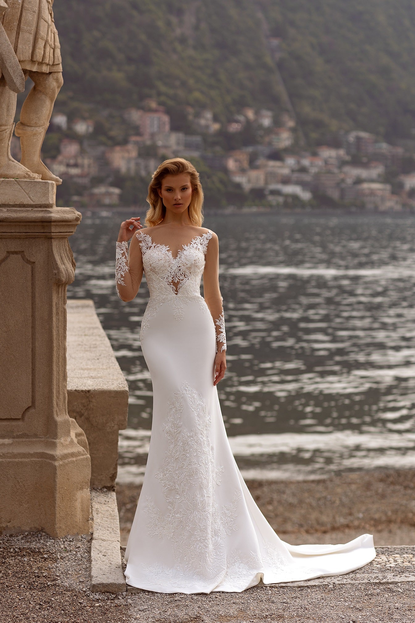 Robe de mariée fourreau Lady Di Bride 1014 – Coupe sirène, manches longues et dentelle