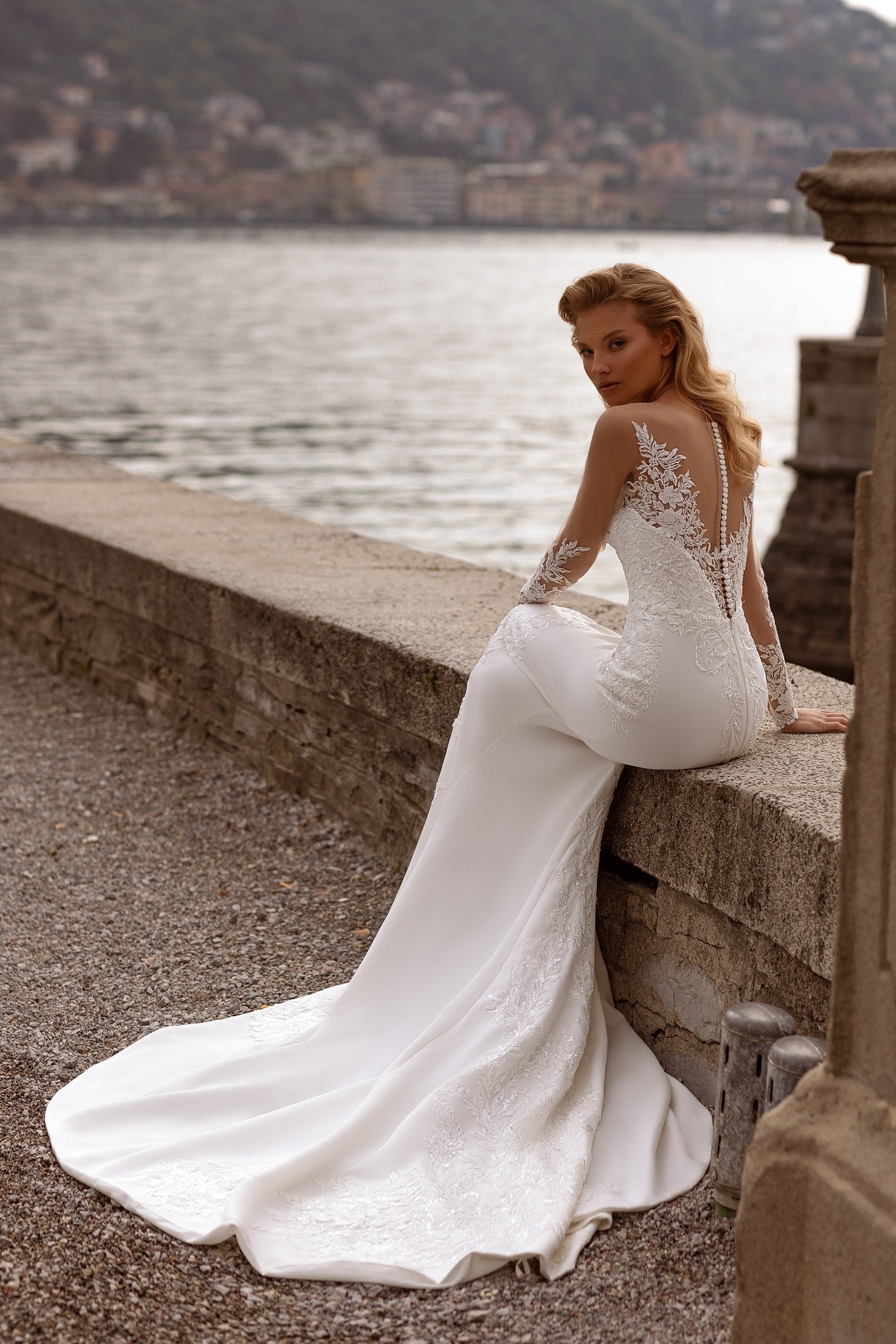 Robe de mariée fourreau Lady Di Bride 1014 – Coupe sirène, manches longues et dentelle