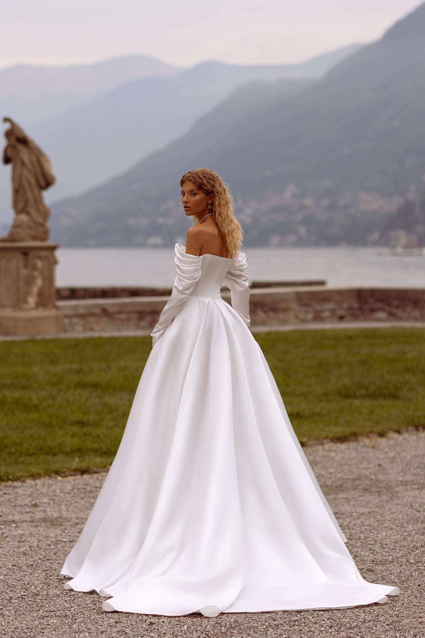 Robe de mariée A-line Lady Di Bride 1015 – Satin royal, manches longues tombantes et jupe fendue