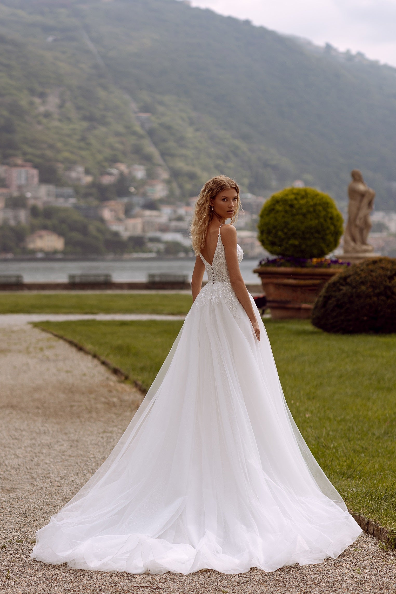 Robe de mariée A-line Lady Di Bride 1020 – Corset en dentelle perlée fines bretelles et jupe fendue