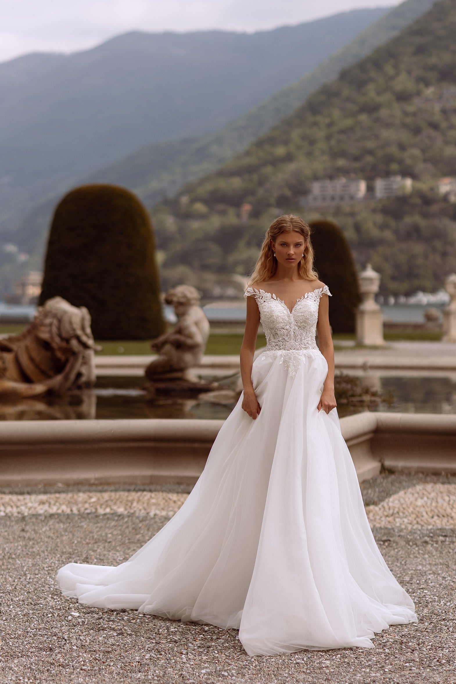 Robe de mariée Princesse Lady Di Bride 1022 – Corsage col bateau perlé et jupe en tulle italien