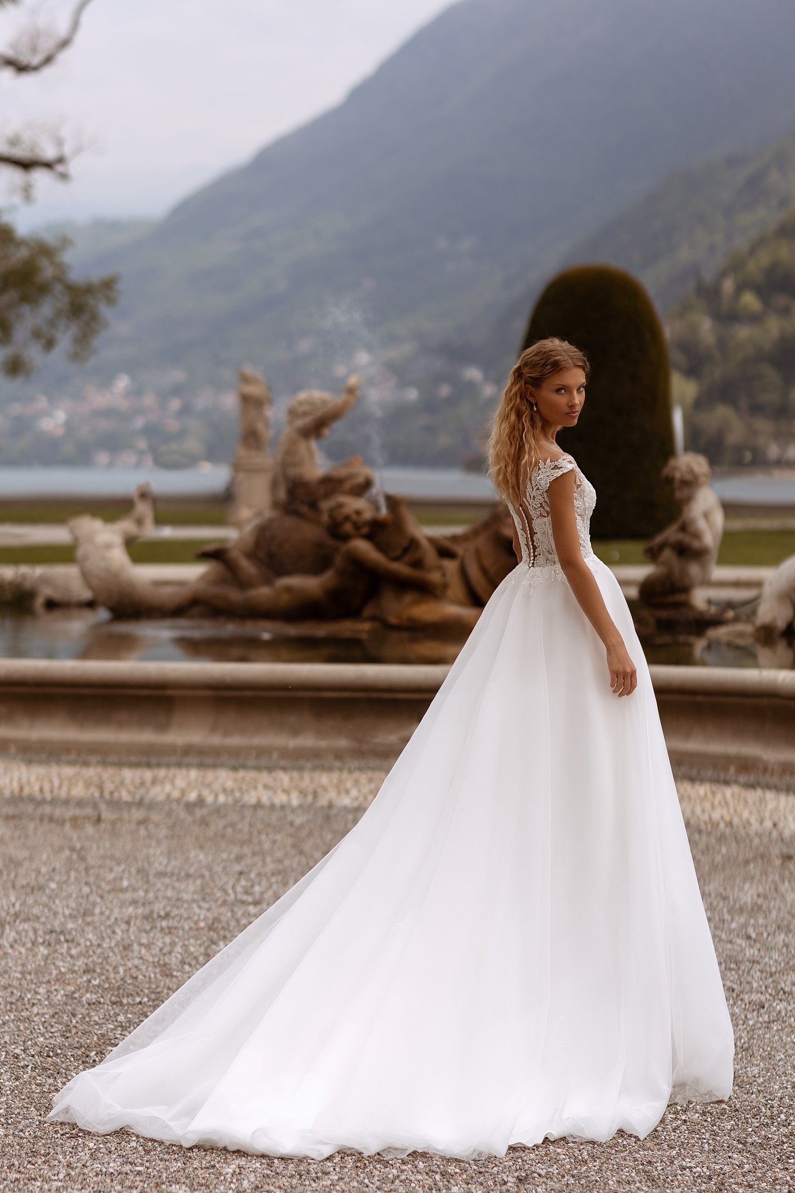 Robe de mariée Princesse Lady Di Bride 1022 – Corsage col bateau perlé et jupe en tulle italien