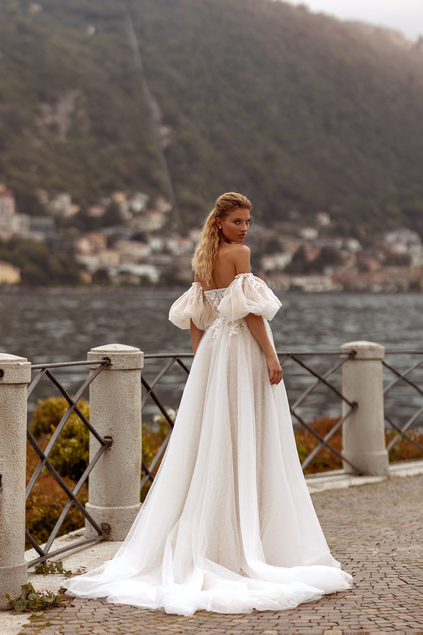 Robe de mariée Lady Di Bride 1024 – A-line plumetis effet corset, manches amovibles et jupe fendue