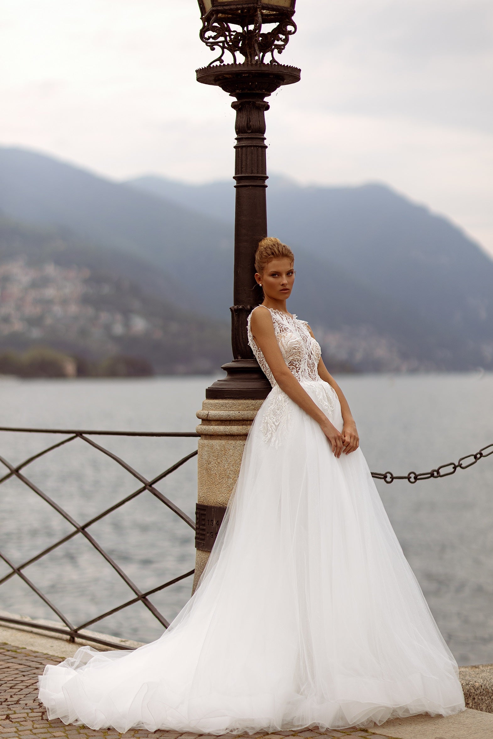 Robe de mariée A-line Lady Di Bride 1027 – col haut tulle scintillant dos ouvert