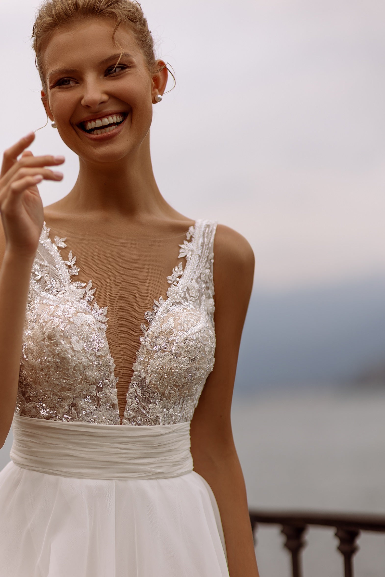 Robe de mariée A-line Lady Di Bride 1028 – Décolleté en V et jupe fluide en tulle