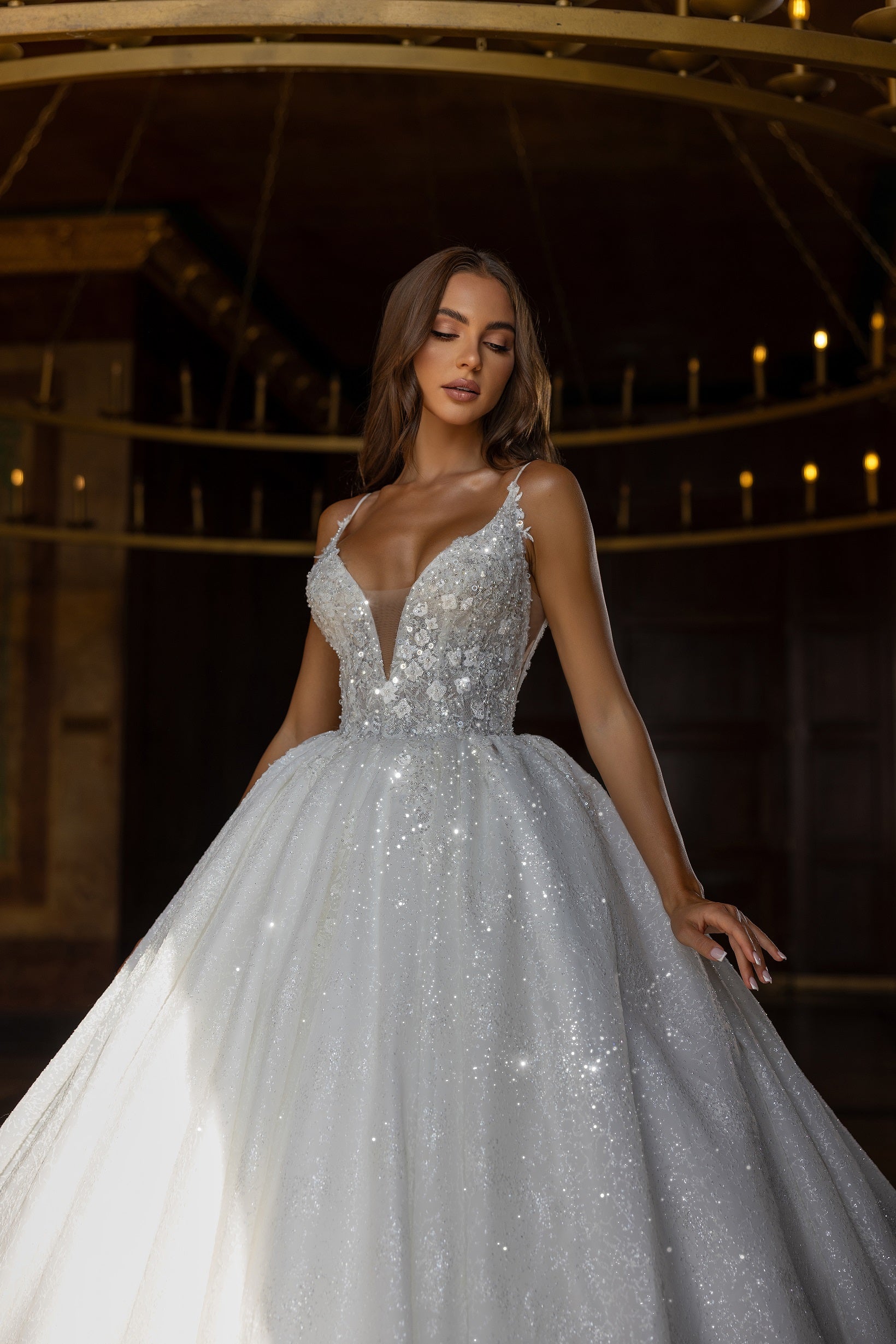 Robe de mariée Lady Di Bride 1103 – Princesse volumineuse scintillante à décolleté plongeant, fines bretelles