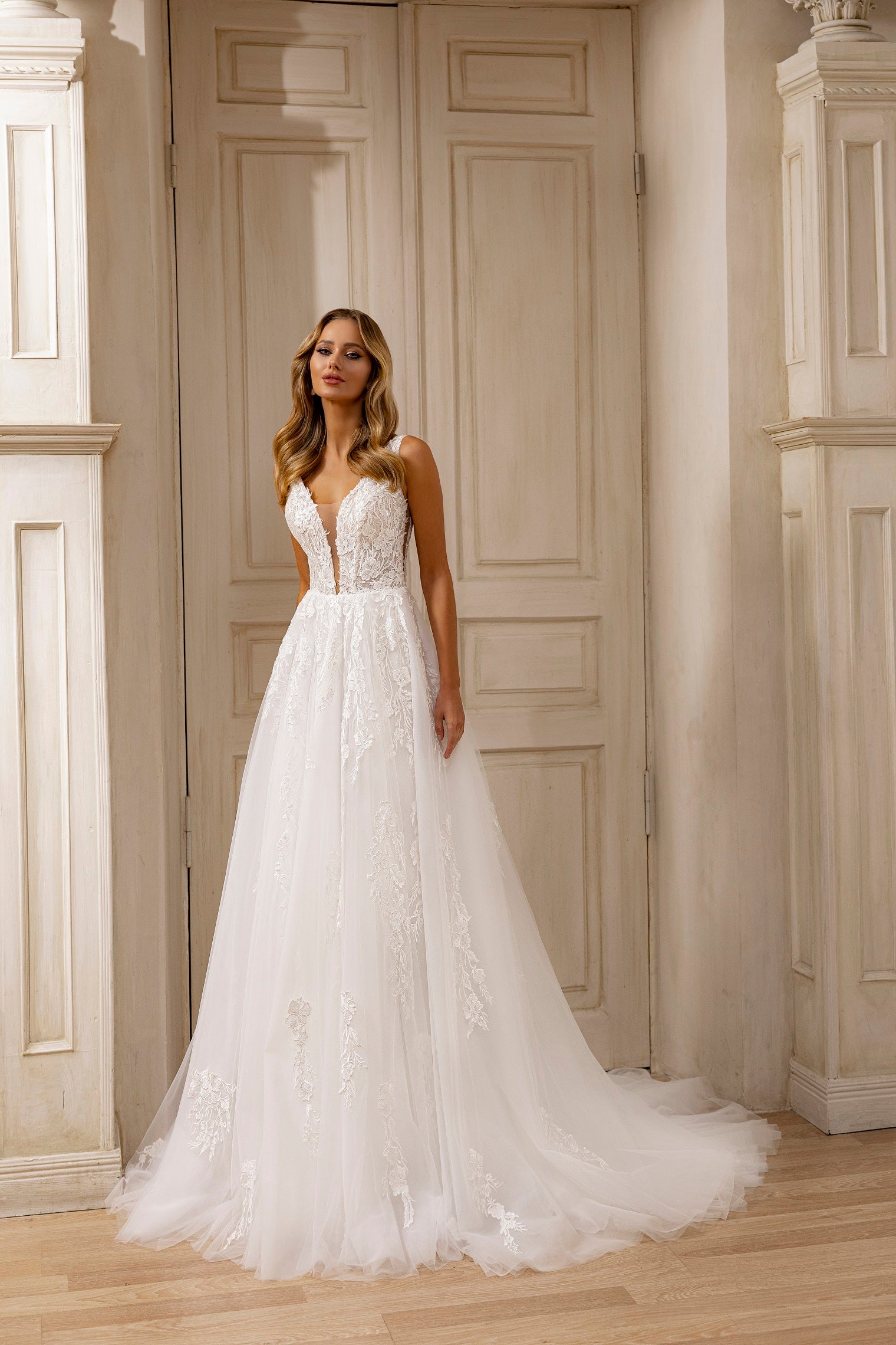 Robe de mariée Lady Di Bride 1202 – A-line en tulle brodé avec décolleté en V plongeant