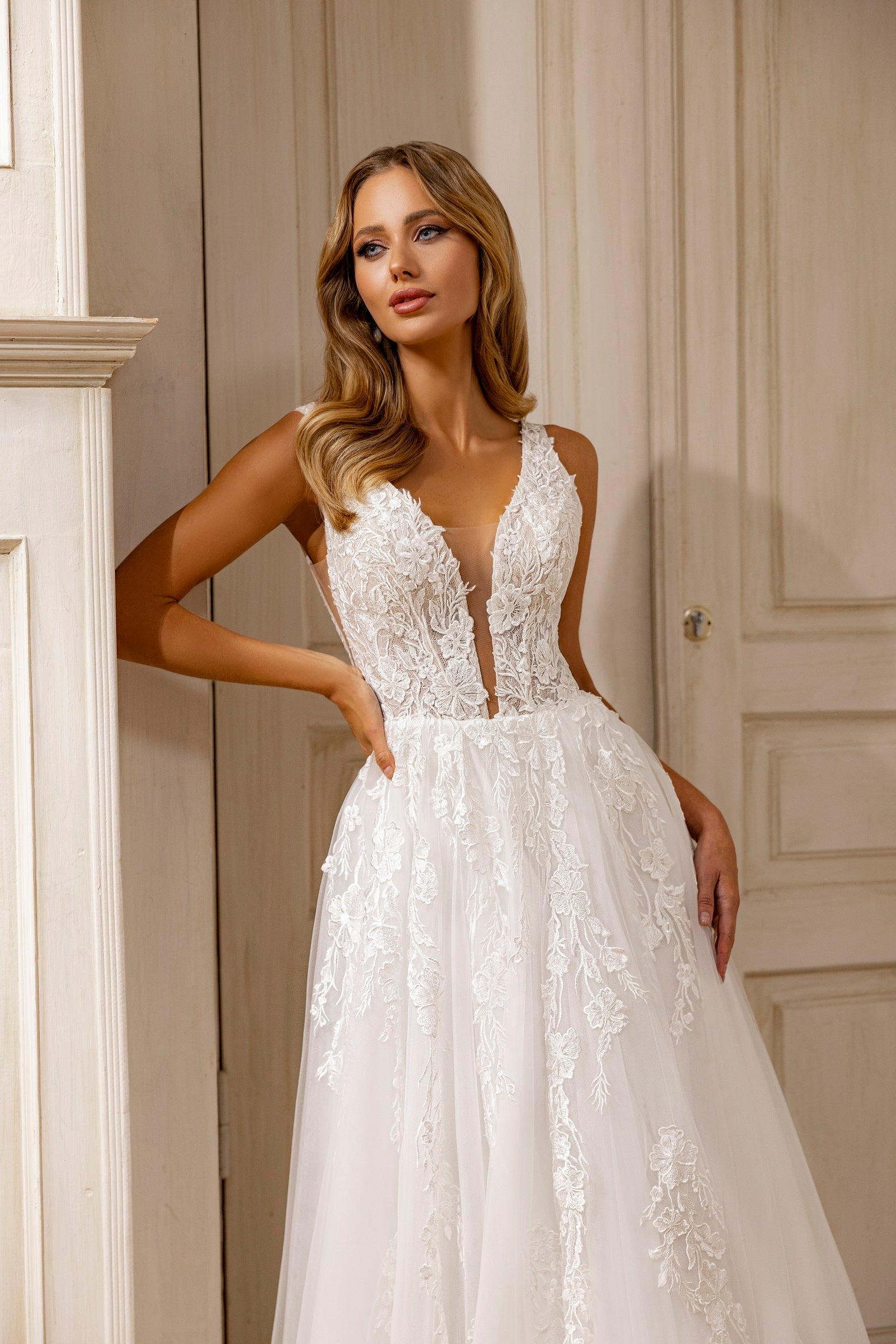 Robe de mariée Lady Di Bride 1202 – A-line en tulle brodé avec décolleté en V plongeant