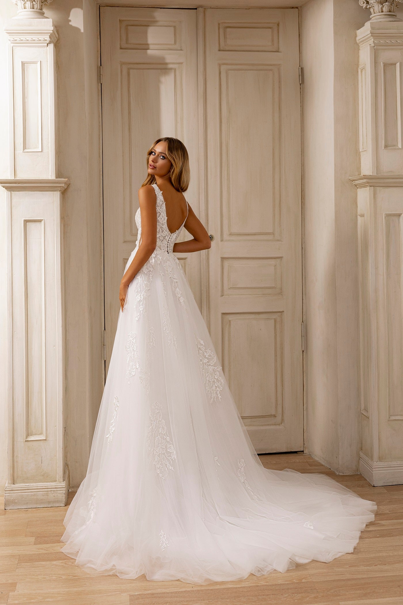 Robe de mariée Lady Di Bride 1202 – A-line en tulle brodé avec décolleté en V plongeant