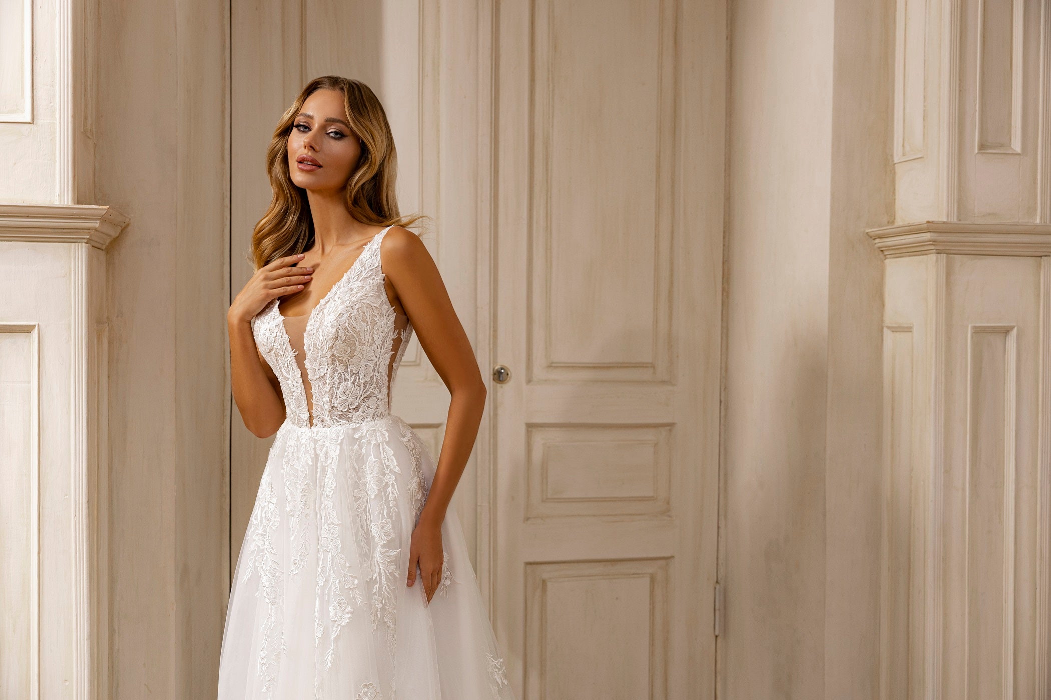 Robe de mariée Lady Di Bride 1202 – A-line en tulle brodé avec décolleté en V plongeant