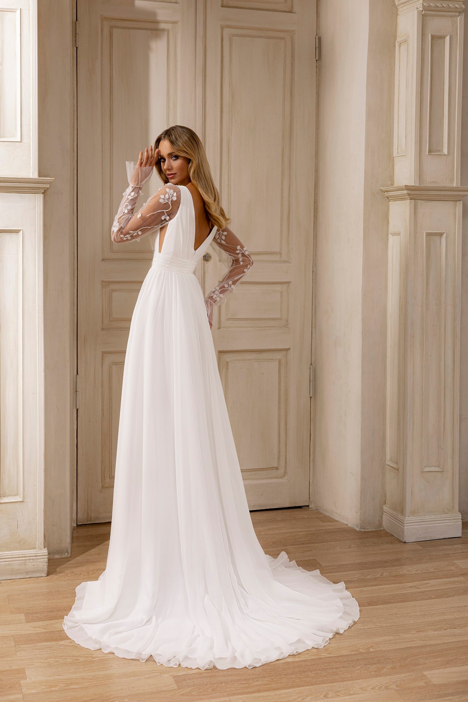Robe de mariée Lady Di Bride 1203 – A-line en tulle avec manches longues dentelle et fente élégante