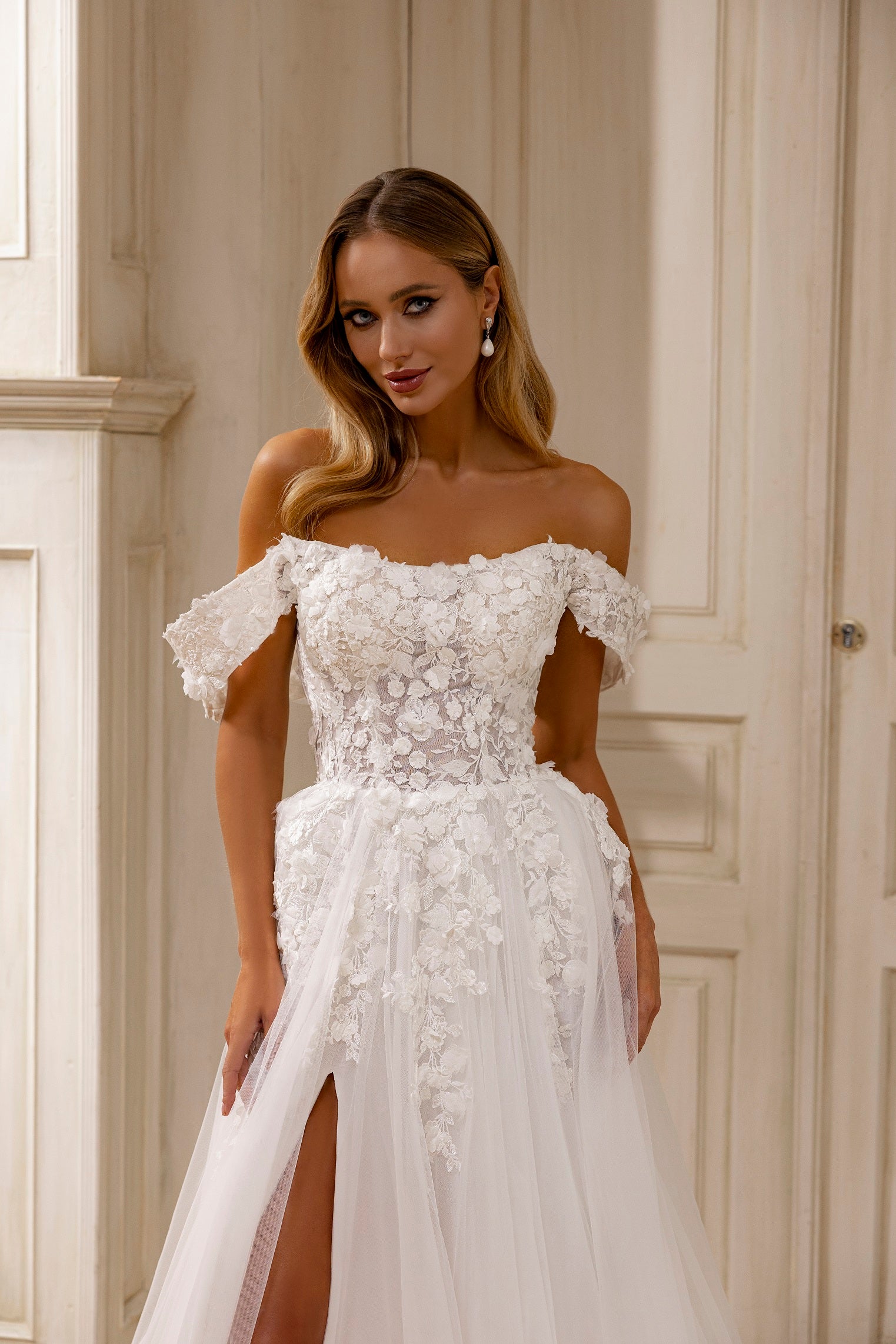 Robe de mariée Lady Di Bride 1204 – A-line en tulle avec dentelle à relief et épaules dénudées
