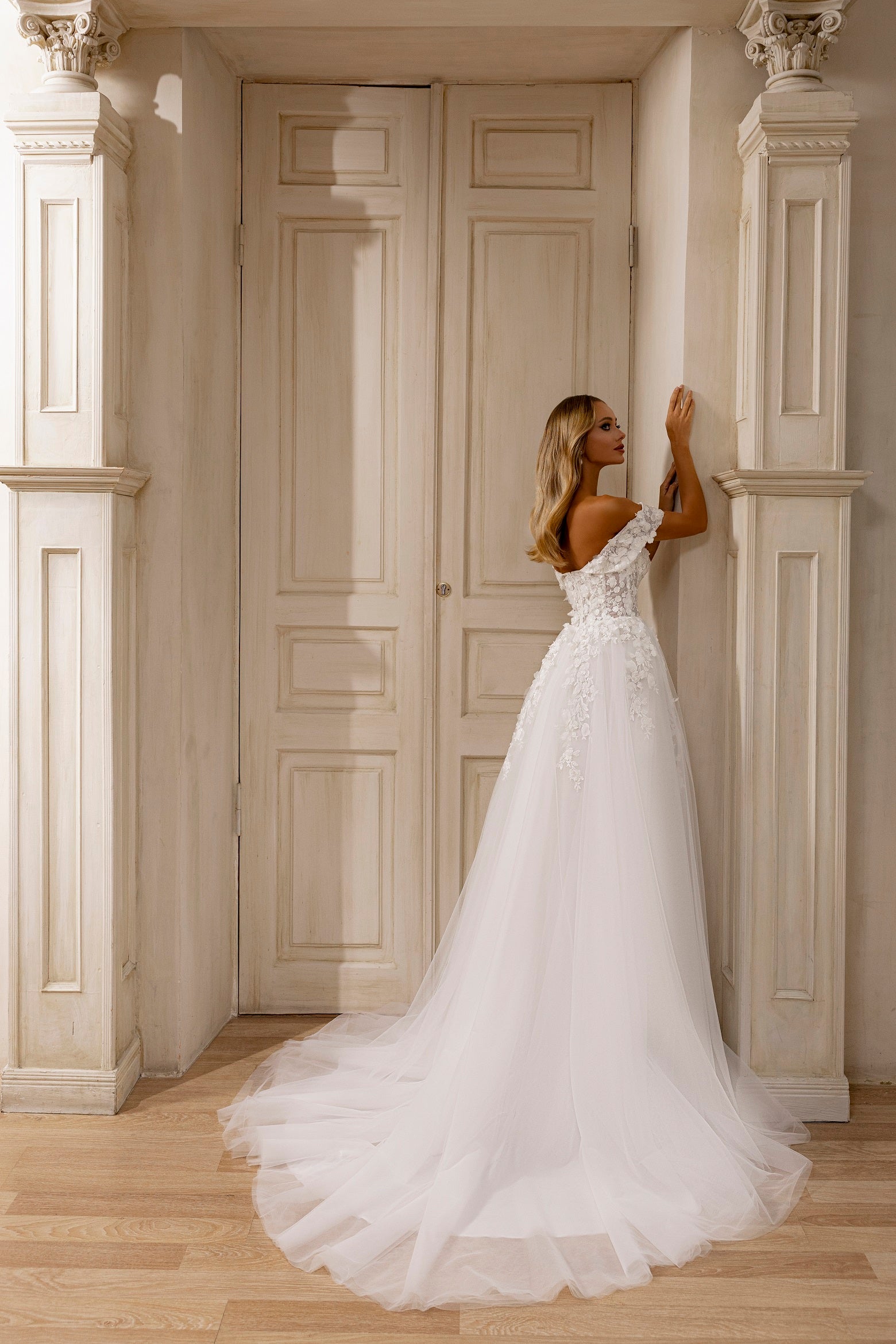 Robe de mariée Lady Di Bride 1204 – A-line en tulle avec dentelle à relief et épaules dénudées