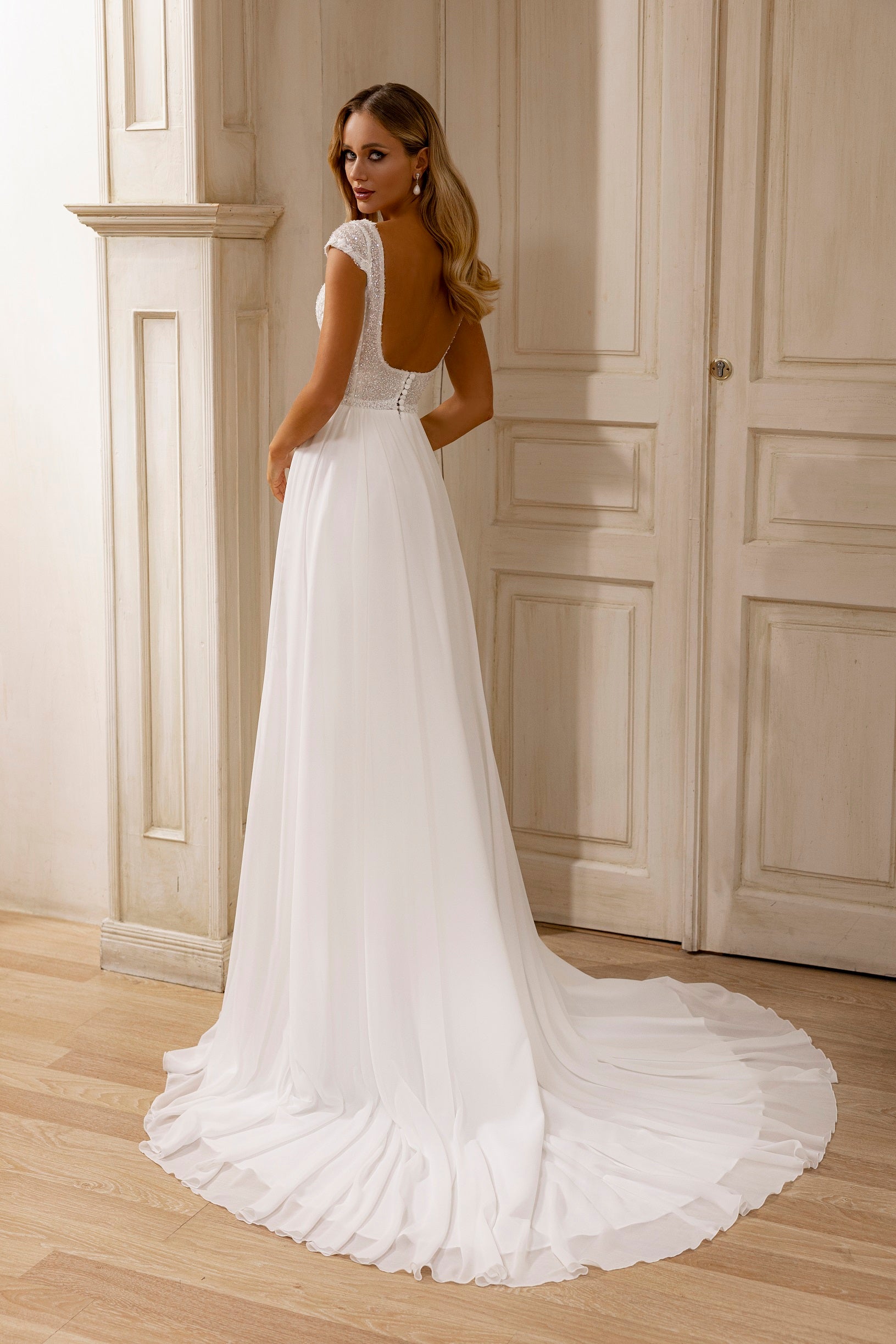 Robe de mariée Lady Di Bride 1205 – A-line en mousseline avec dentelle brillante et fente élégante