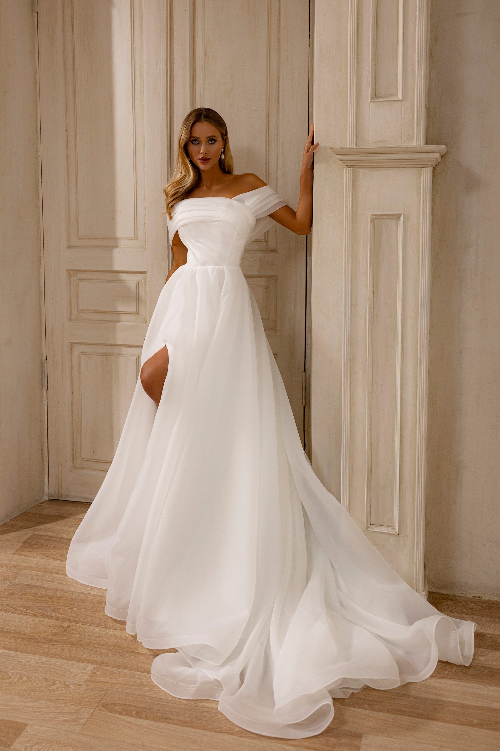 Robe de mariée Lady Di Bride 1208 – A-line en organza avec fente et épaules dénudées col bateau