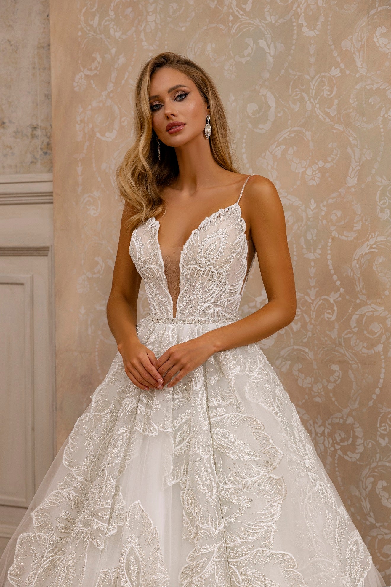 Robe de mariée Lady Di Bride 1211 – A-line en dentelle brillante avec décolleté profond