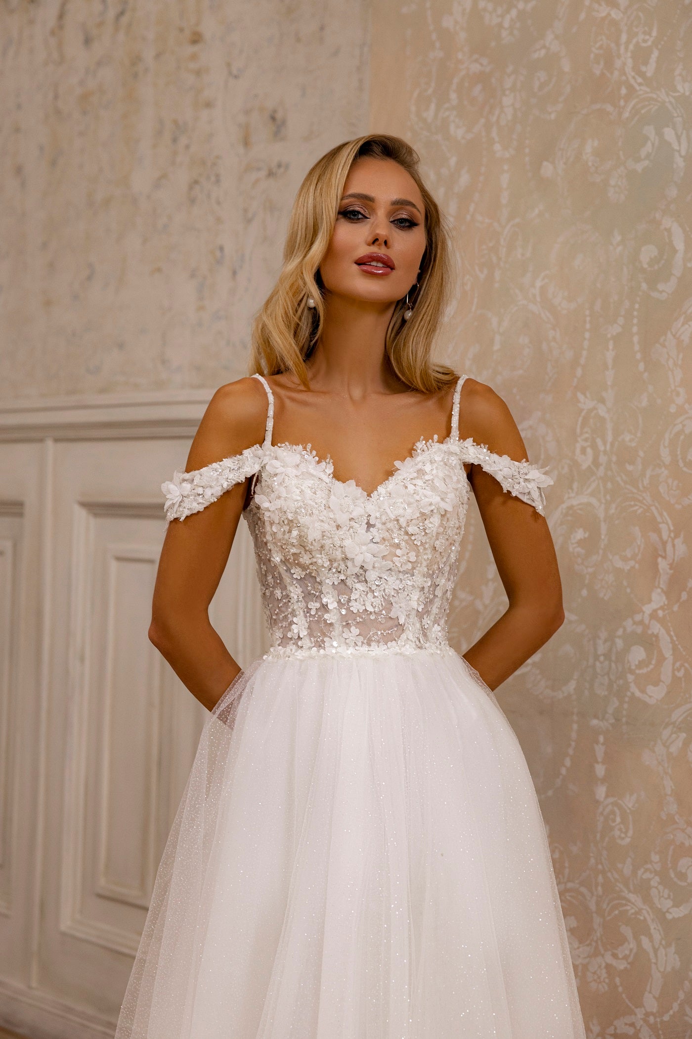 Robe de mariée Lady Di Bride 1211 – A-line en dentelle brillante avec décolleté profond