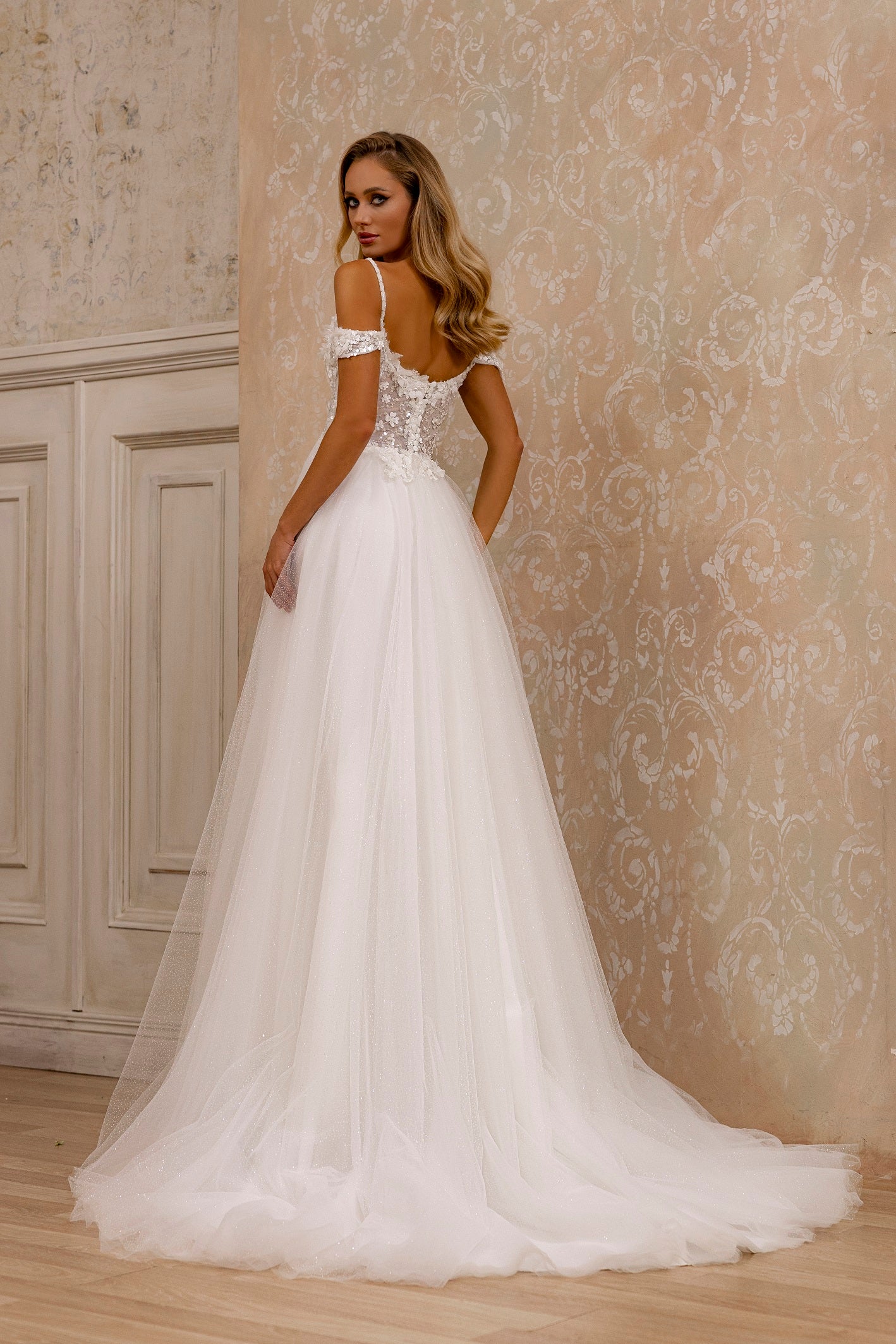 Robe de mariée Lady Di Bride 1212 – A-line en tulle avec bustier brodé et bretelles tombantes