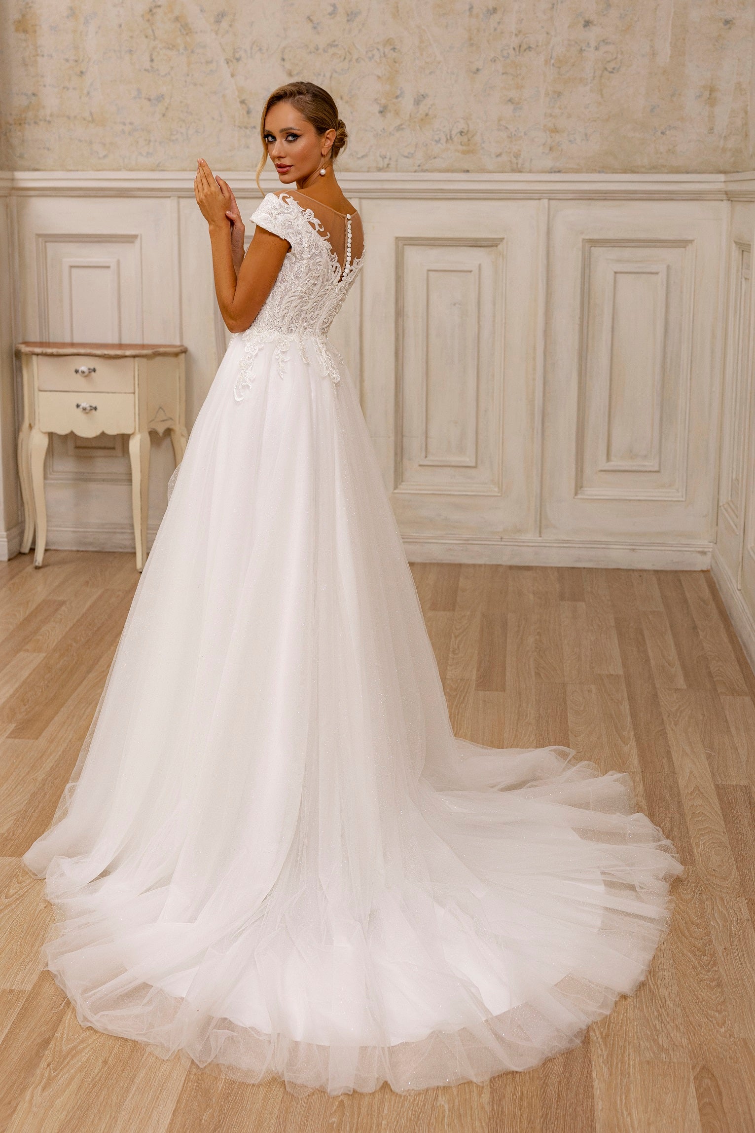 Robe de mariée Lady Di Bride 1219 – A-line en tulle scintillant avec manches tombantes et dentelle