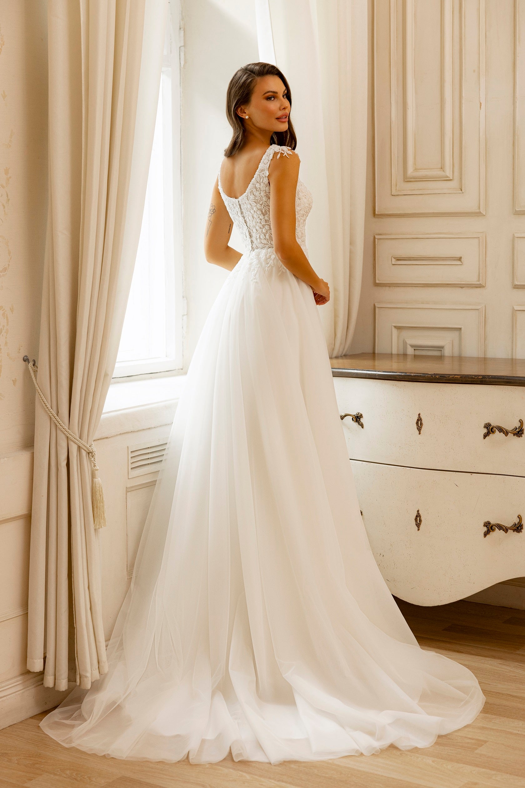 Robe de mariée Lady Di Bride 1225 – A-line en tulle avec dentelle col carré et manches courtes