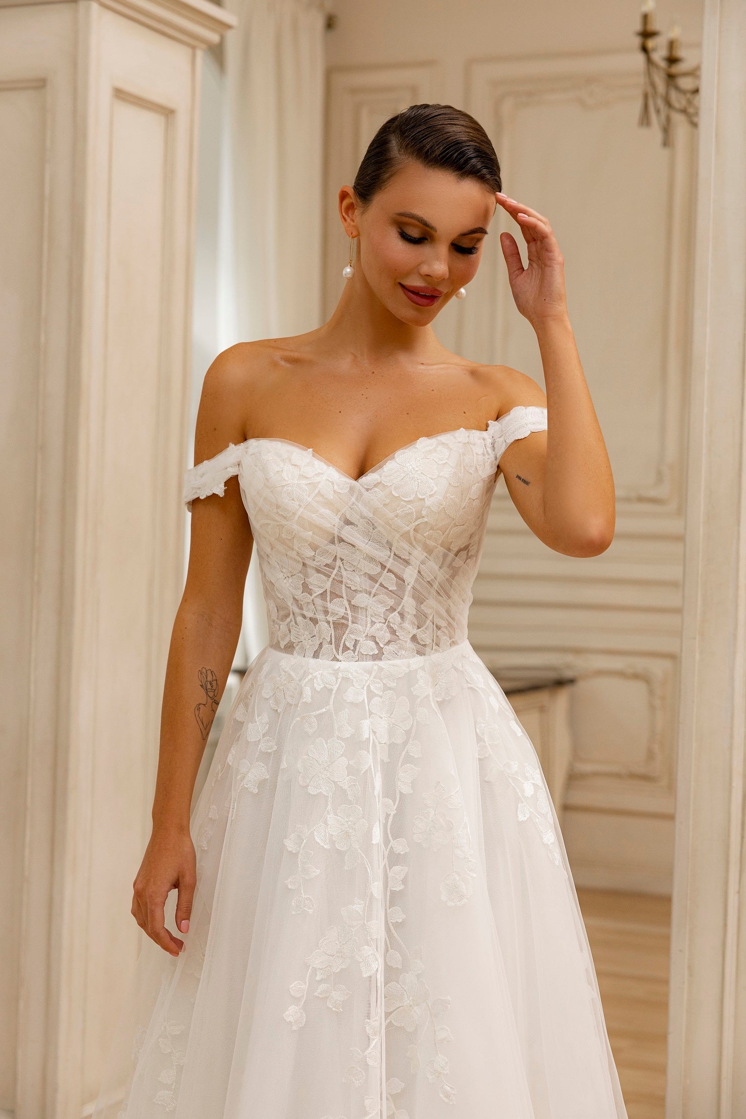 Robe de mariée Lady Di Bride 1228 – A-line en tulle et dentelle flora, épaules dénudées, col bateau
