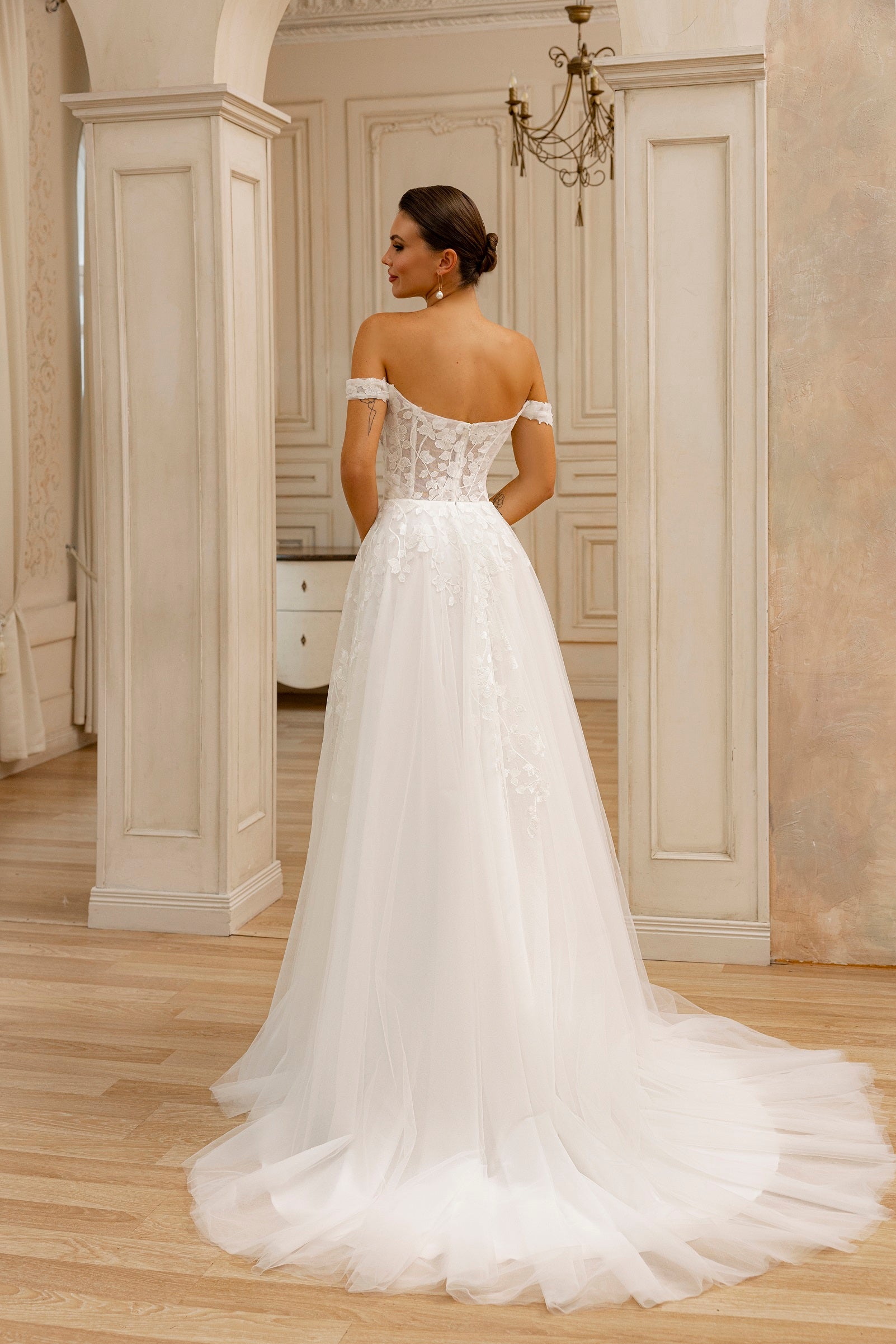 Robe de mariée Lady Di Bride 1228 – A-line en tulle et dentelle flora, épaules dénudées, col bateau