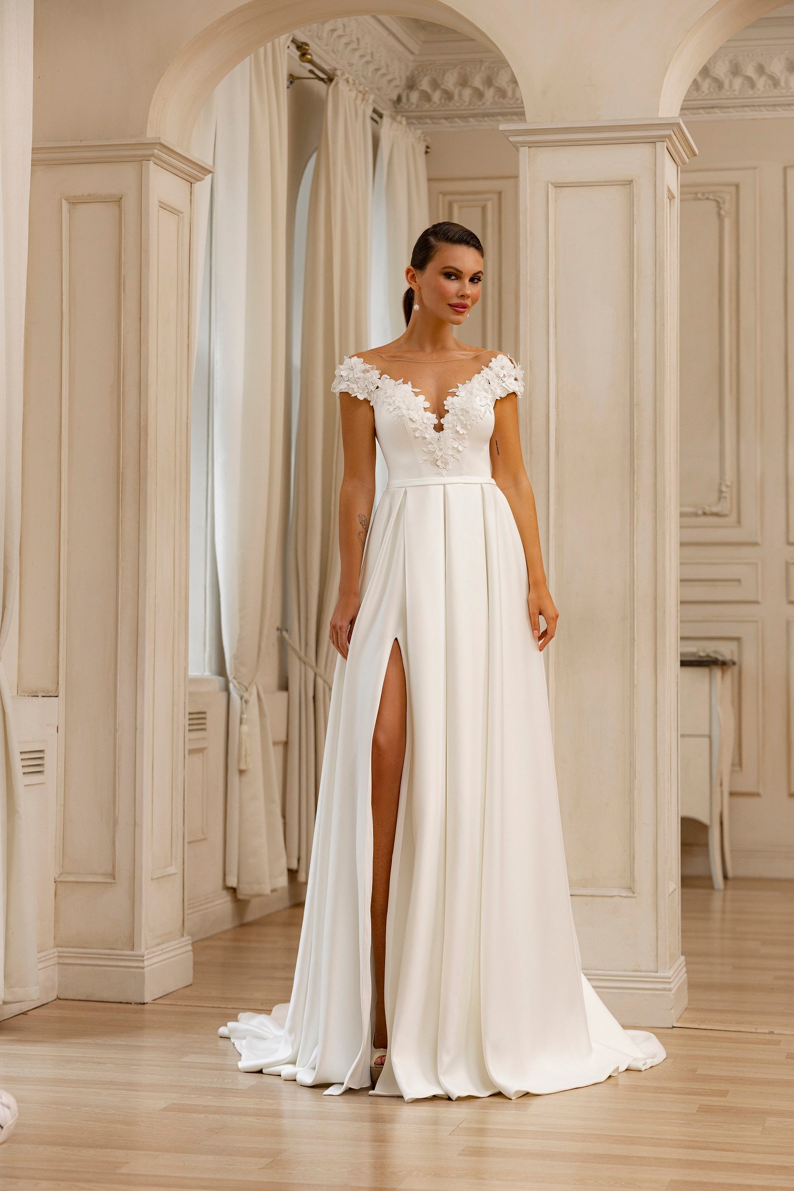 Robe de mariée Lady Di Bride 1231 – Satin A-line élégant avec fleurs appliquées et fente, col bateau