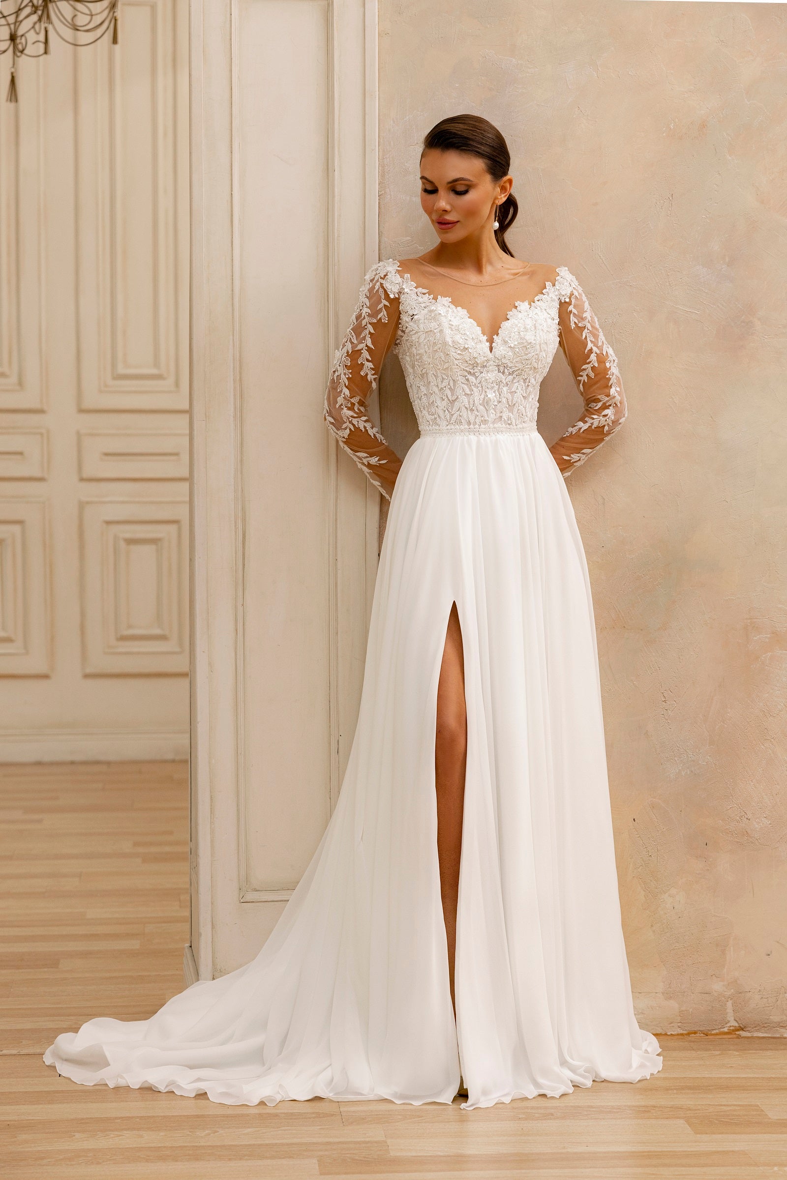 Robe de mariée Lady Di Bride 1235 – Mousseline fluide, manches longues et fente élégante