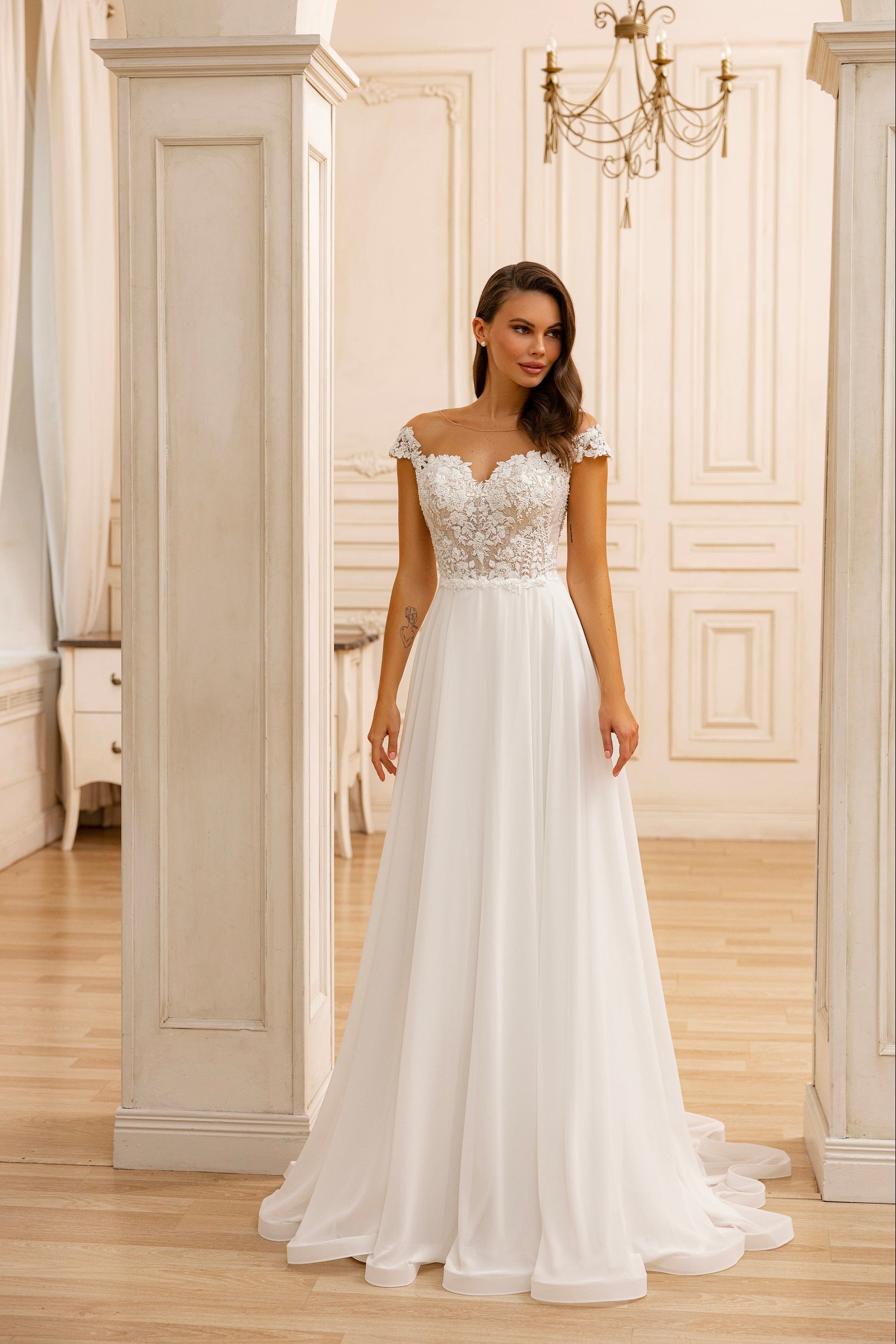 Robe de mariée Lady Di Bride 1238 – col bateau jupe mousseline fluide avec dentelle boutons dans le dos