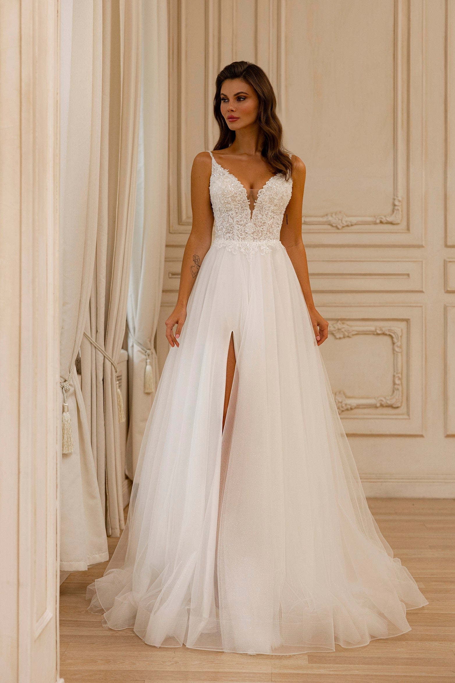 Robe de mariée Lady Di Bride 1239 – A-line avec fente élégante bustier avec fines bretelles  et dentelle