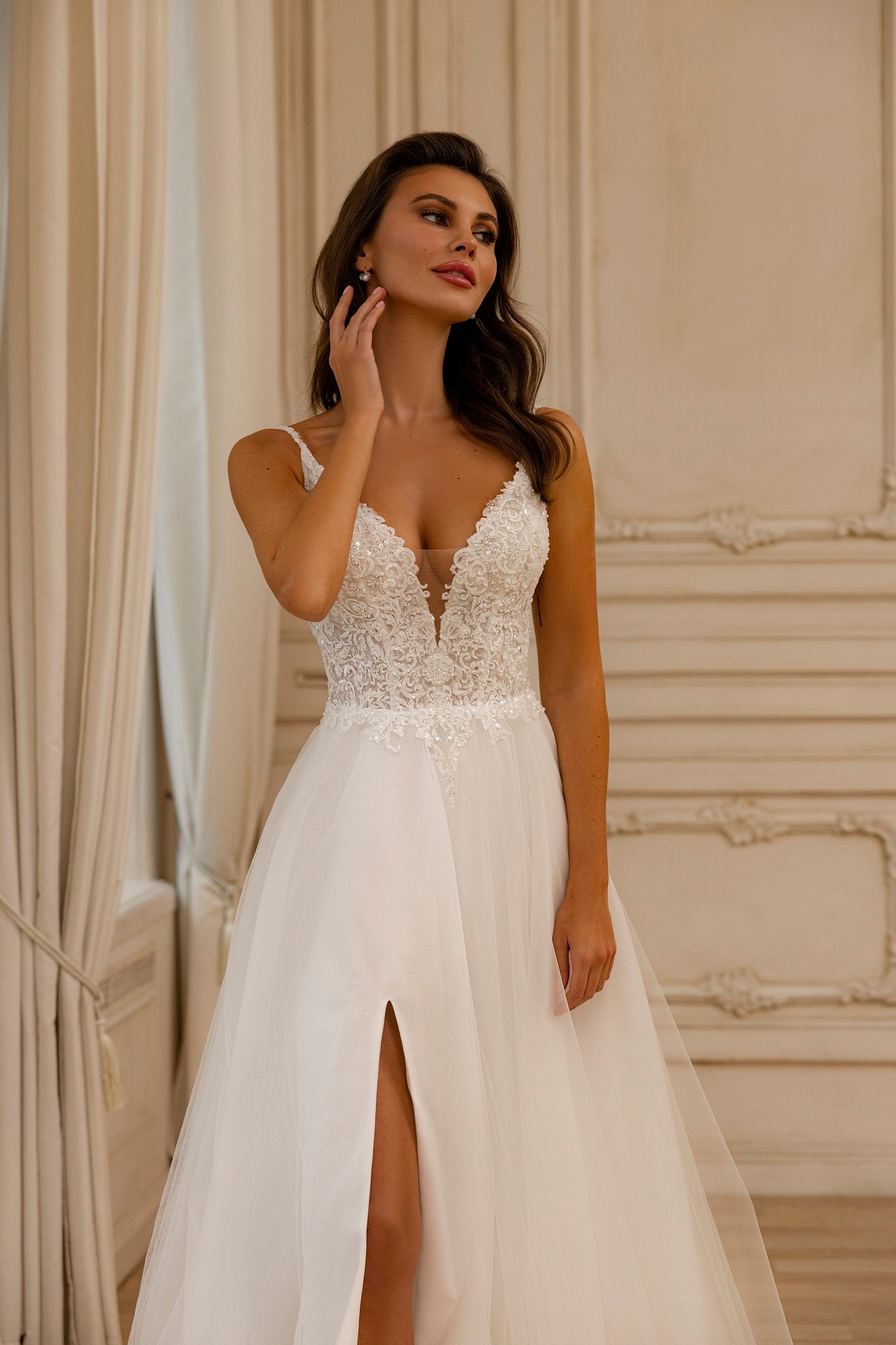 Robe de mariée Lady Di Bride 1239 – A-line avec fente élégante bustier avec fines bretelles  et dentelle