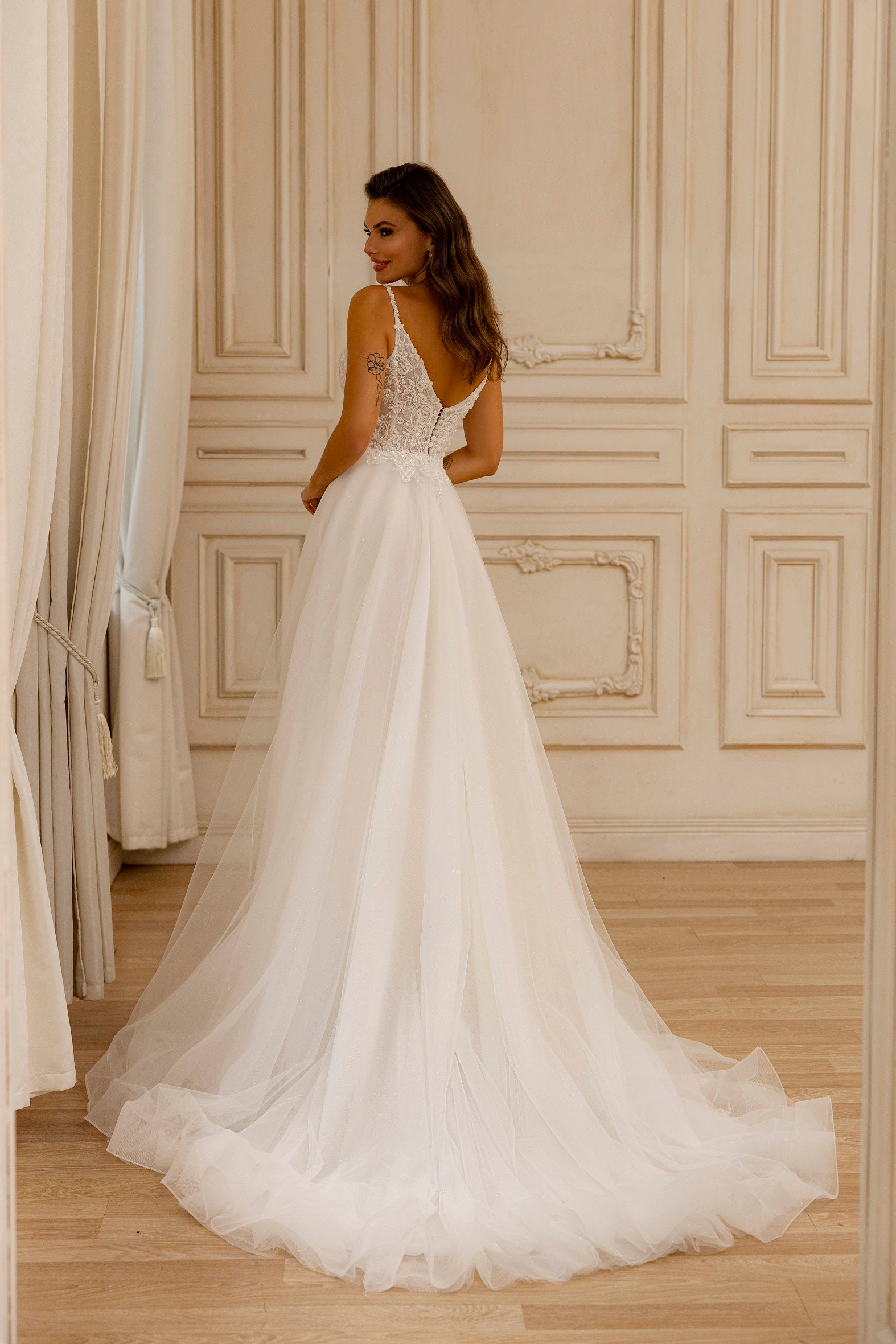 Robe de mariée Lady Di Bride 1239 – A-line avec fente élégante bustier avec fines bretelles  et dentelle