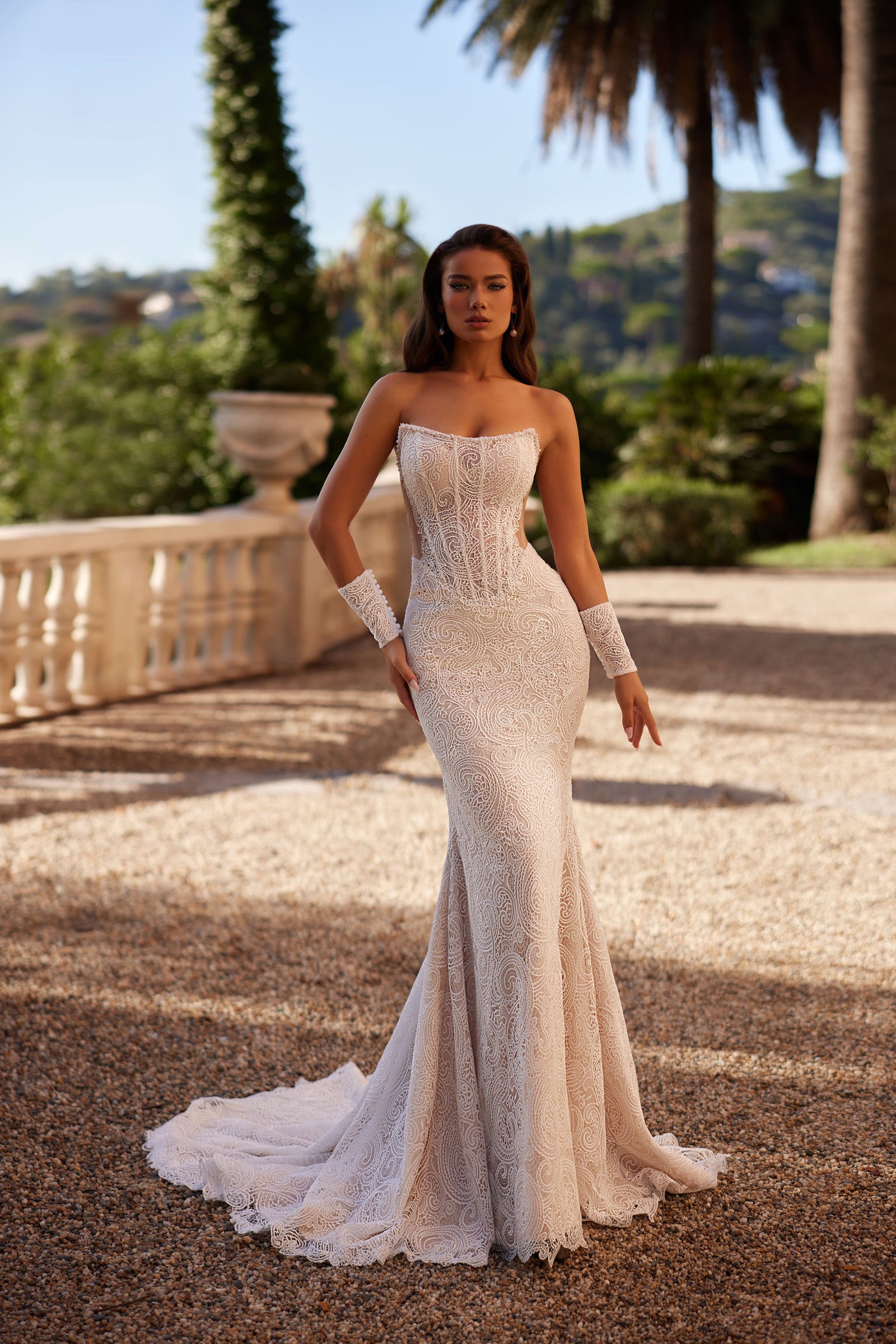 Robe de mariée Lady Di Bride 1403 – fourreau bustier en dentelle brodée, manchettes amovibles