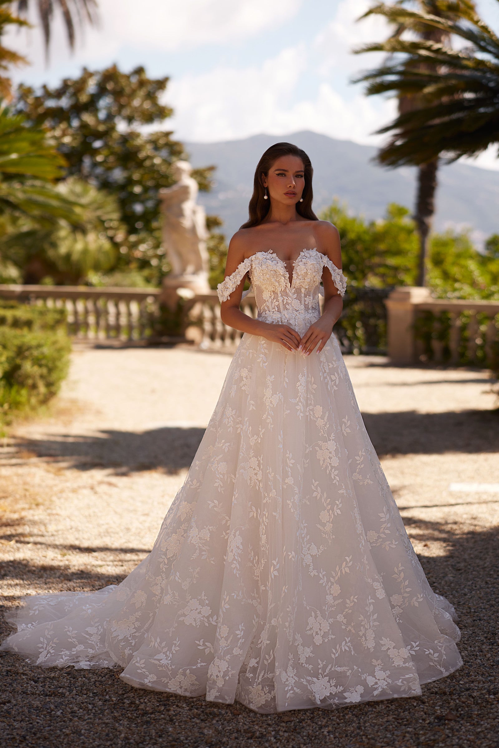 Robe de mariée Lady Di Bride 1407  Col bateau princesse, broderies florales, volant à l'arrière
