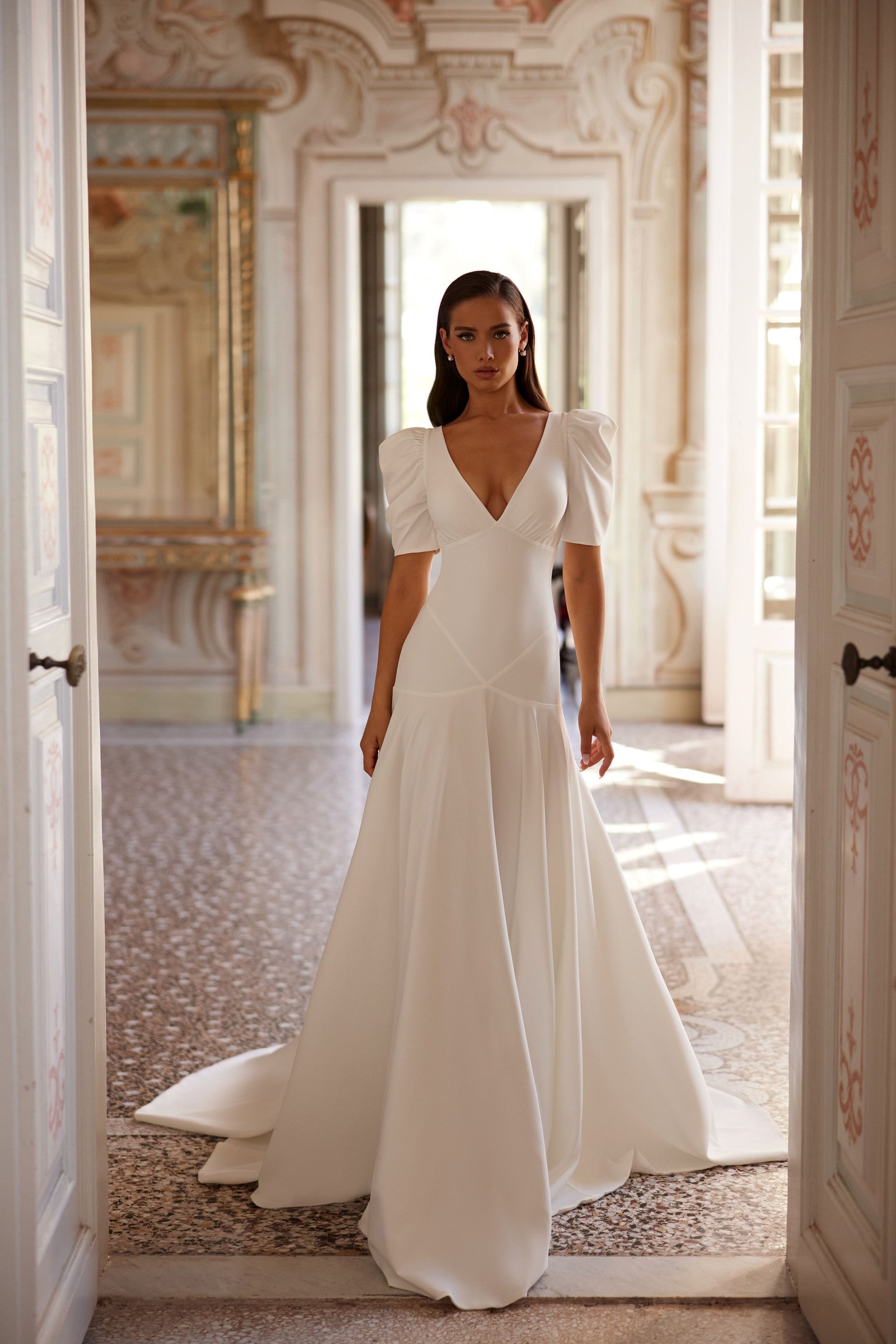 Robe de mariée Lady Di Bride 1409 – Élégance minimaliste avec manches courtes structurées