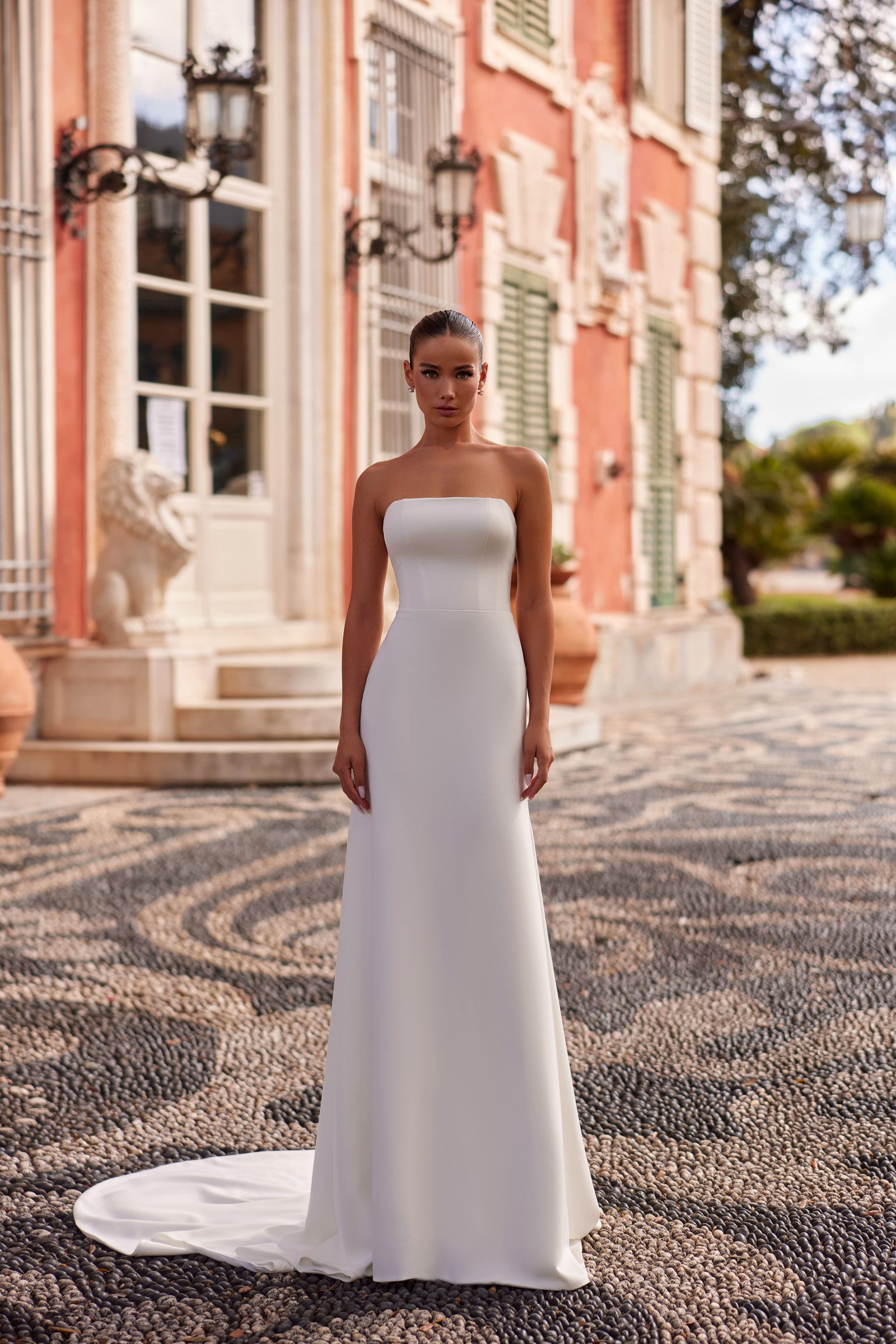 Robe de mariée Lady Di Bride 1412 – Droite fourreau minimaliste avec cape amovible tulle col bateau