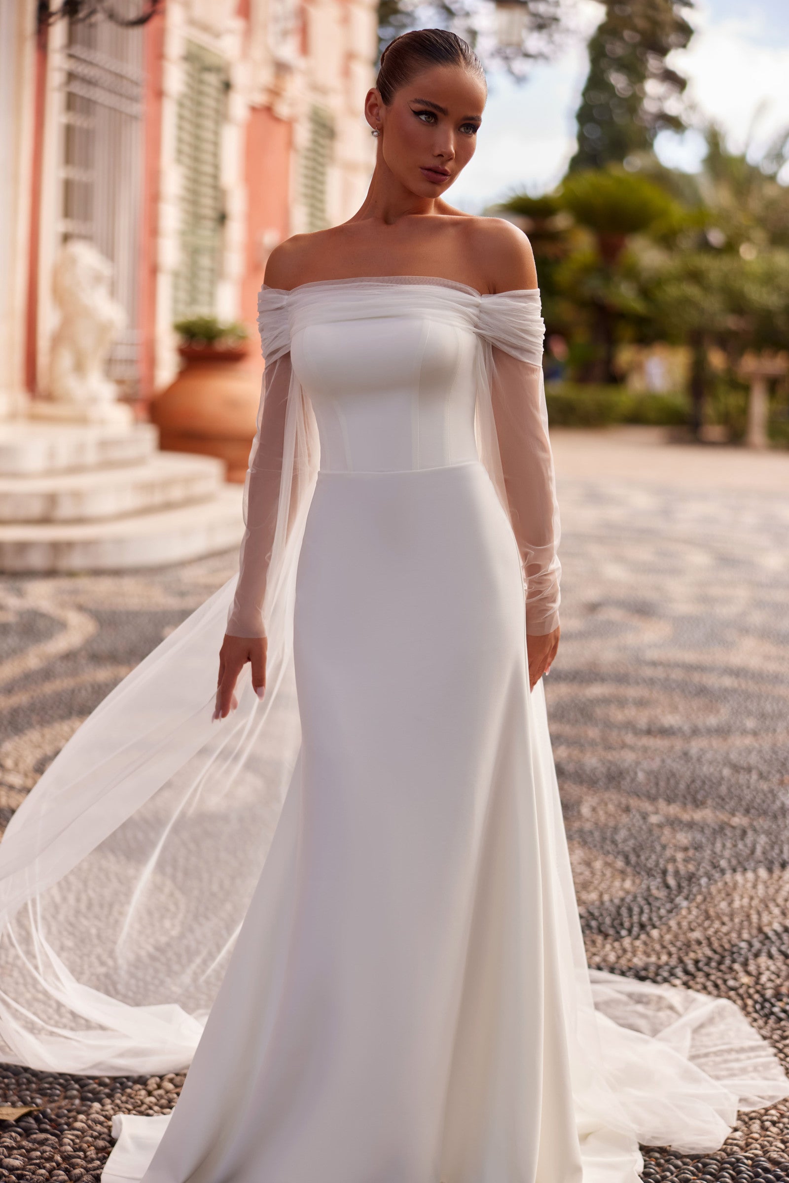 Robe de mariée Lady Di Bride 1412 – Droite fourreau minimaliste avec cape amovible tulle col bateau