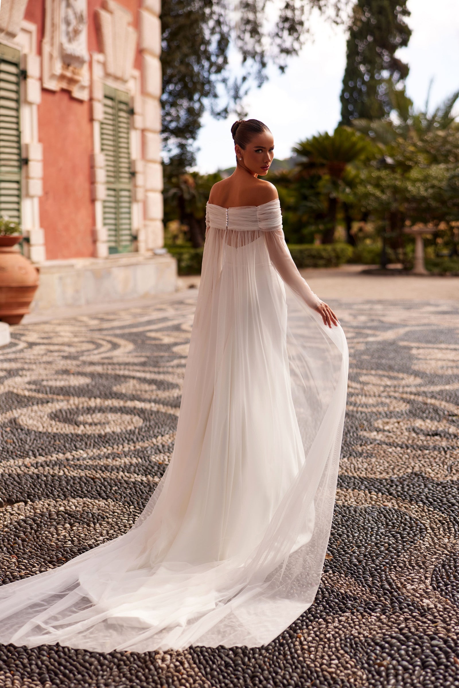Robe de mariée Lady Di Bride 1412 – Droite fourreau minimaliste avec cape amovible tulle col bateau